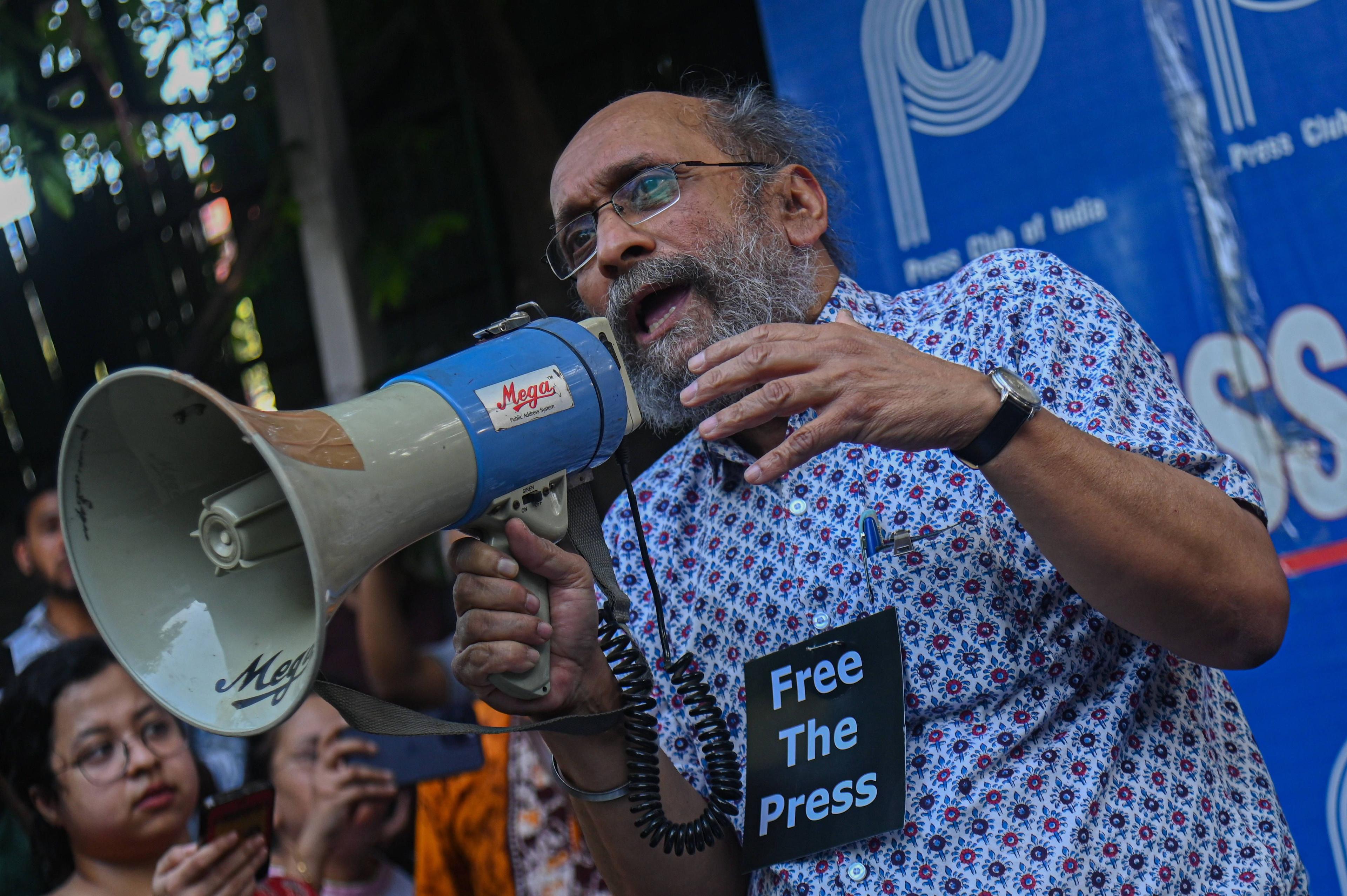 Der Journalist Paranjoy Guha Thakurta legt sich mit Indiens herrschender Klasse an.