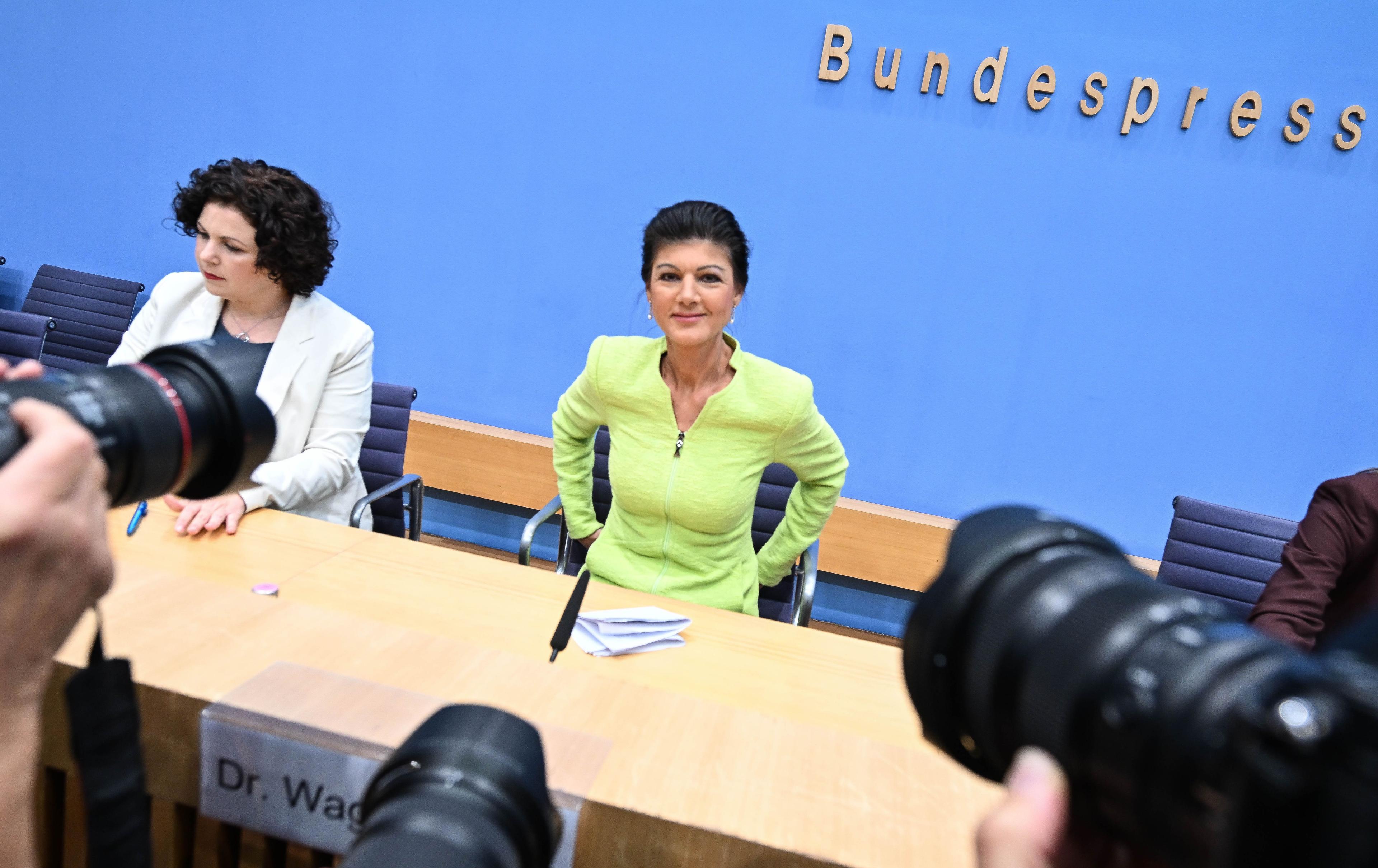 Amira Mohamed Ali, Sarah Wagenknecht und weitere Mitbegründer des Vereins »Bündnis Sahra Wagenknecht« stehen am 23. Oktober 2023 vor der Bundespressekonferenz.