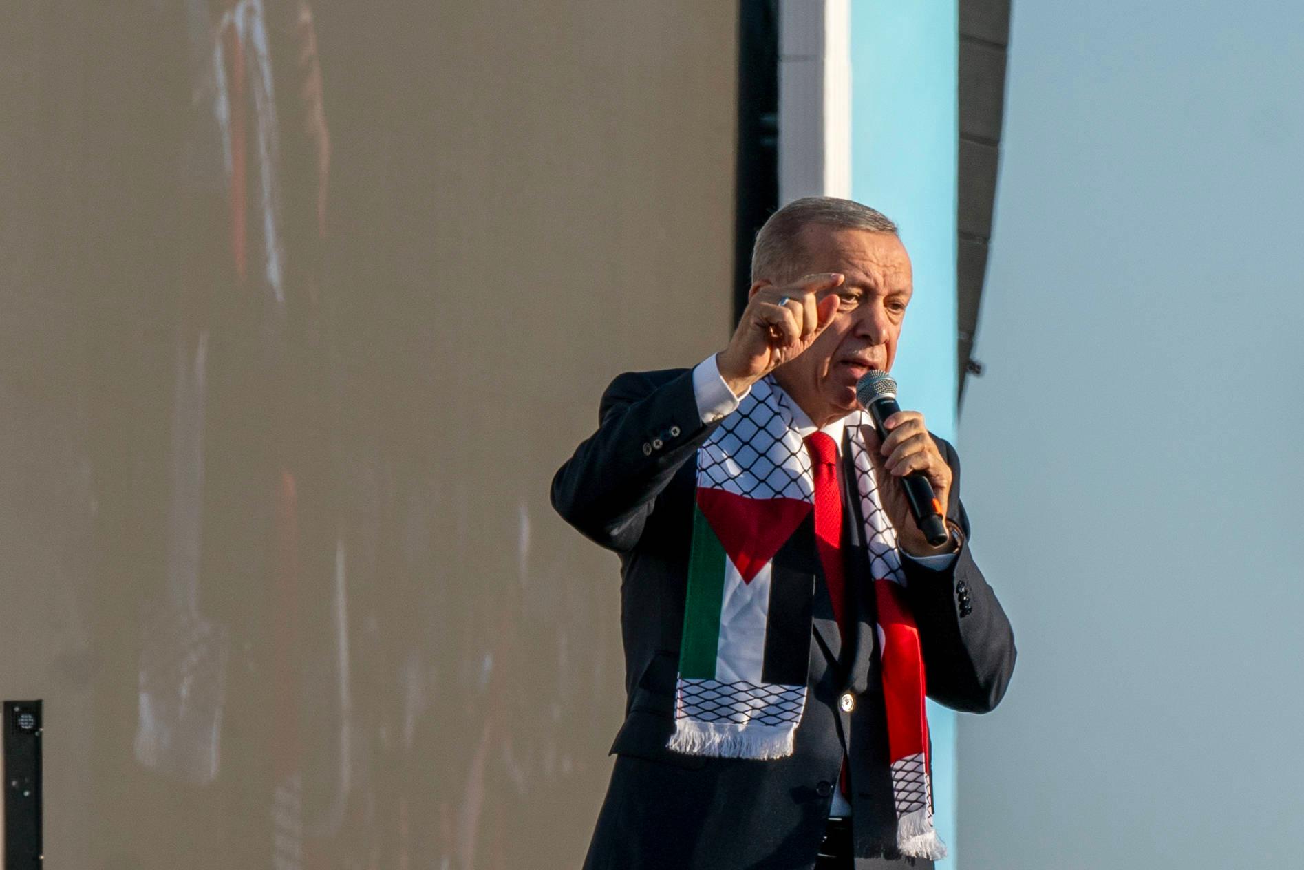 Der türkische Präsident Recep Tayyip Erdoğan spricht auf einer großen Palästina-Kundgebung auf dem Atatürk-Flughafen in Istanbul, 28. Oktober 2023.