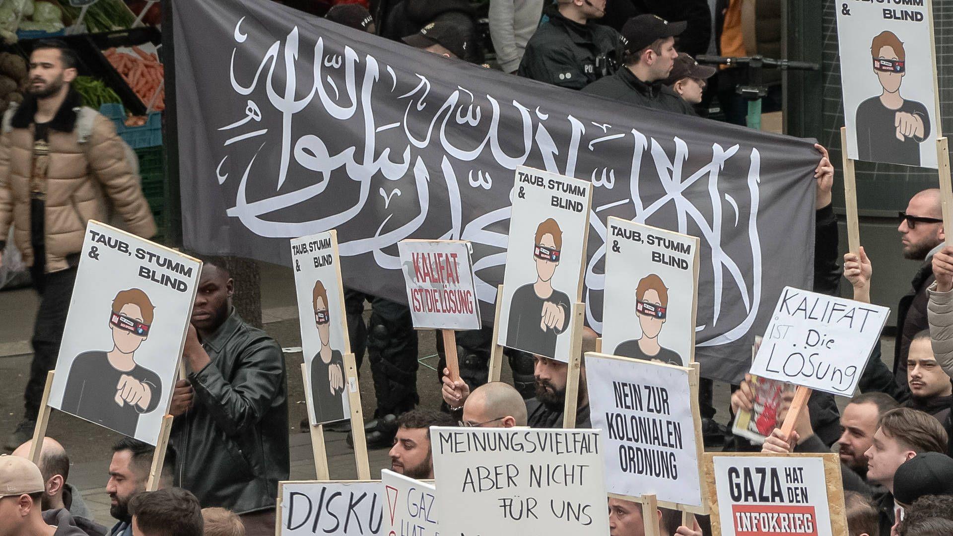 Teilnehmer einer Demonstration von der islamistischen Gruppe Muslim Interaktiv in Hamburg, 28. April 2024.