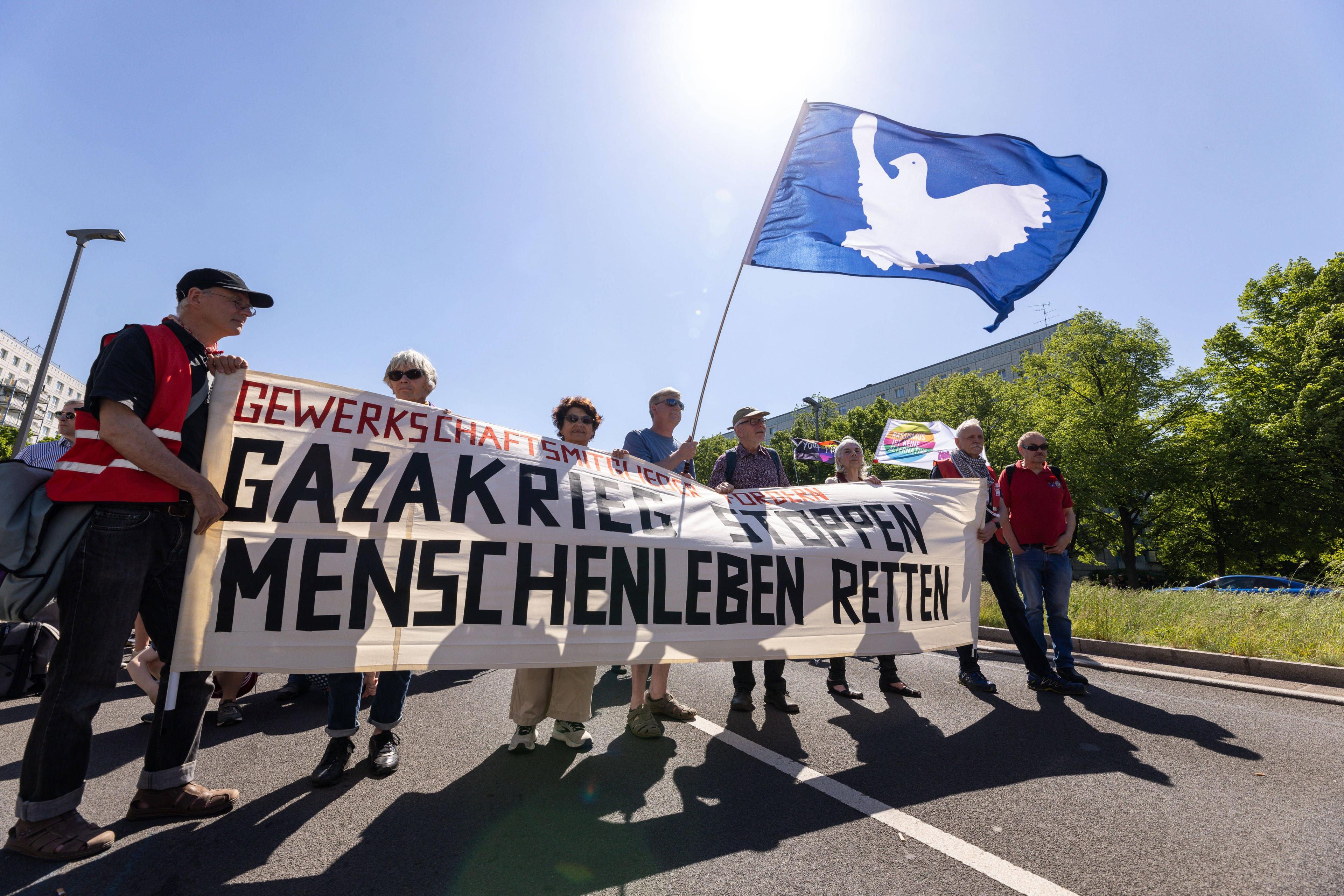 Gewerkschaftsmitglieder protestieren gegen den Gaza-Krieg auf der DGB-Kundgebung in Berlin, 1. Mai 2024.