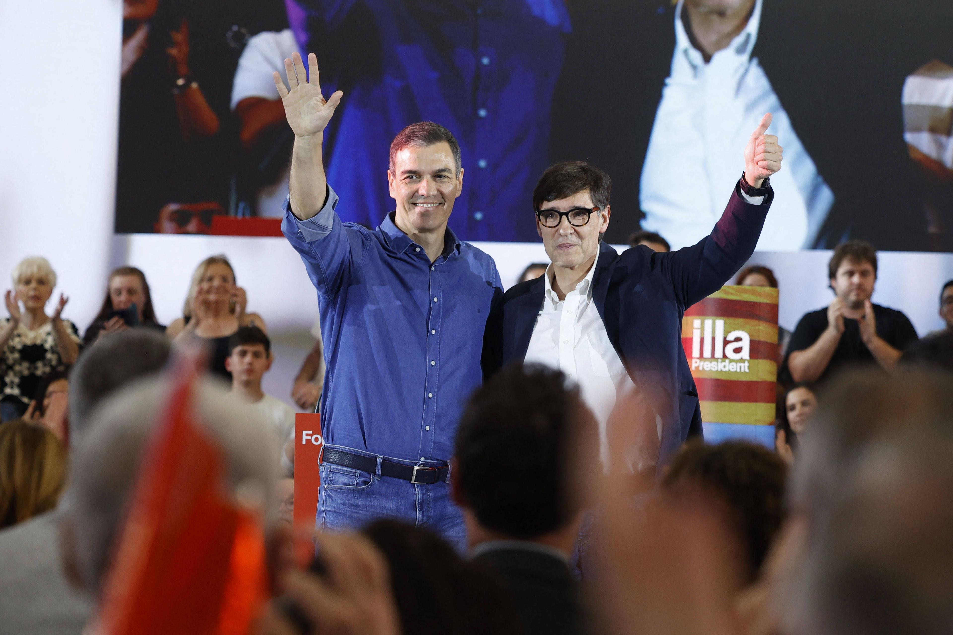 Spanischer Ministerpräsident Pedro Sanchez und PSC-Kandidat Salvador Illa während einer Kundgebung am 2. Mai in Barcelona.