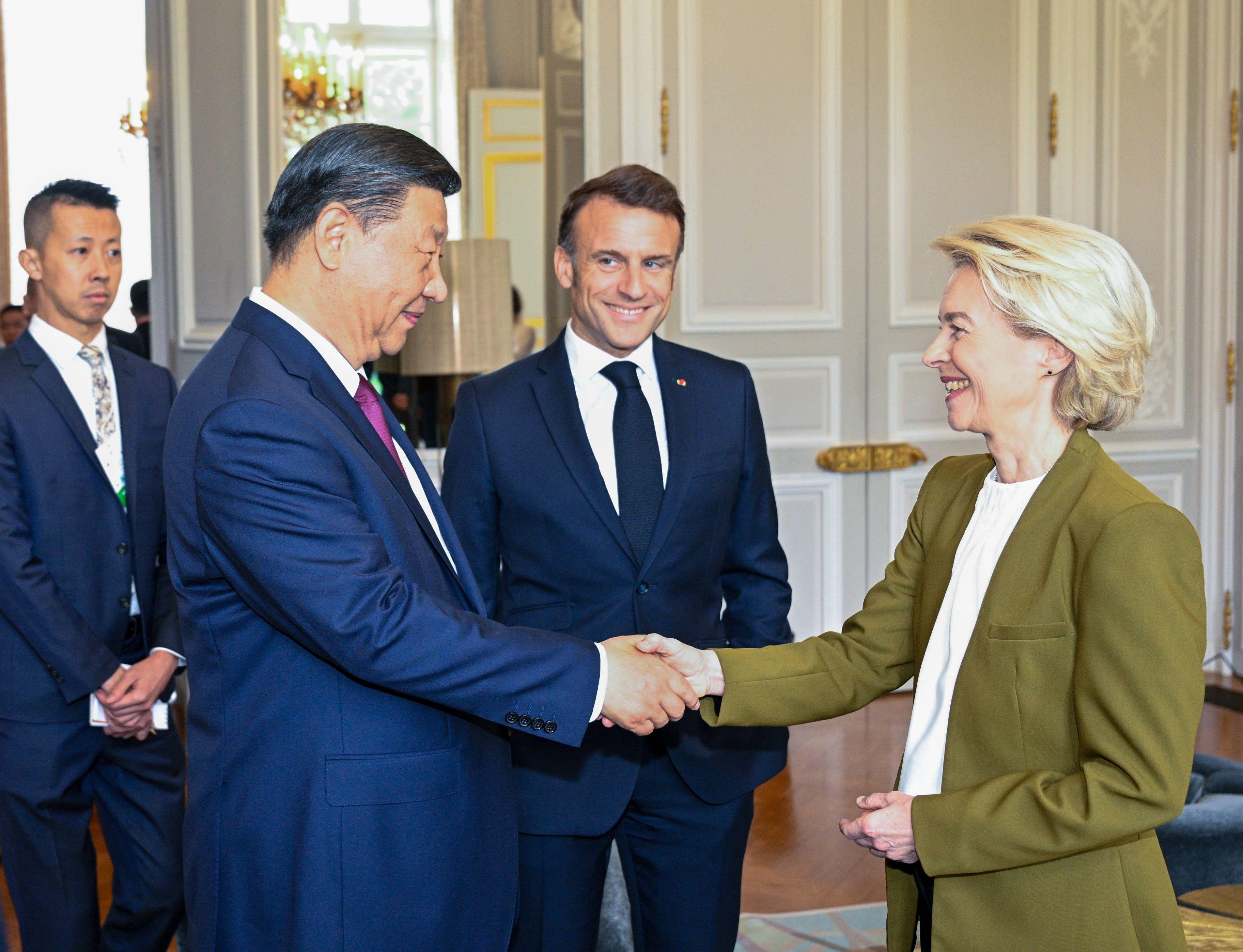 Der chinesische Präsident Xi Jinping schüttelt die Hand der Präsidentin der Europäischen Kommission Ursula von der Leyen in Paris, 6. Mai 2024.