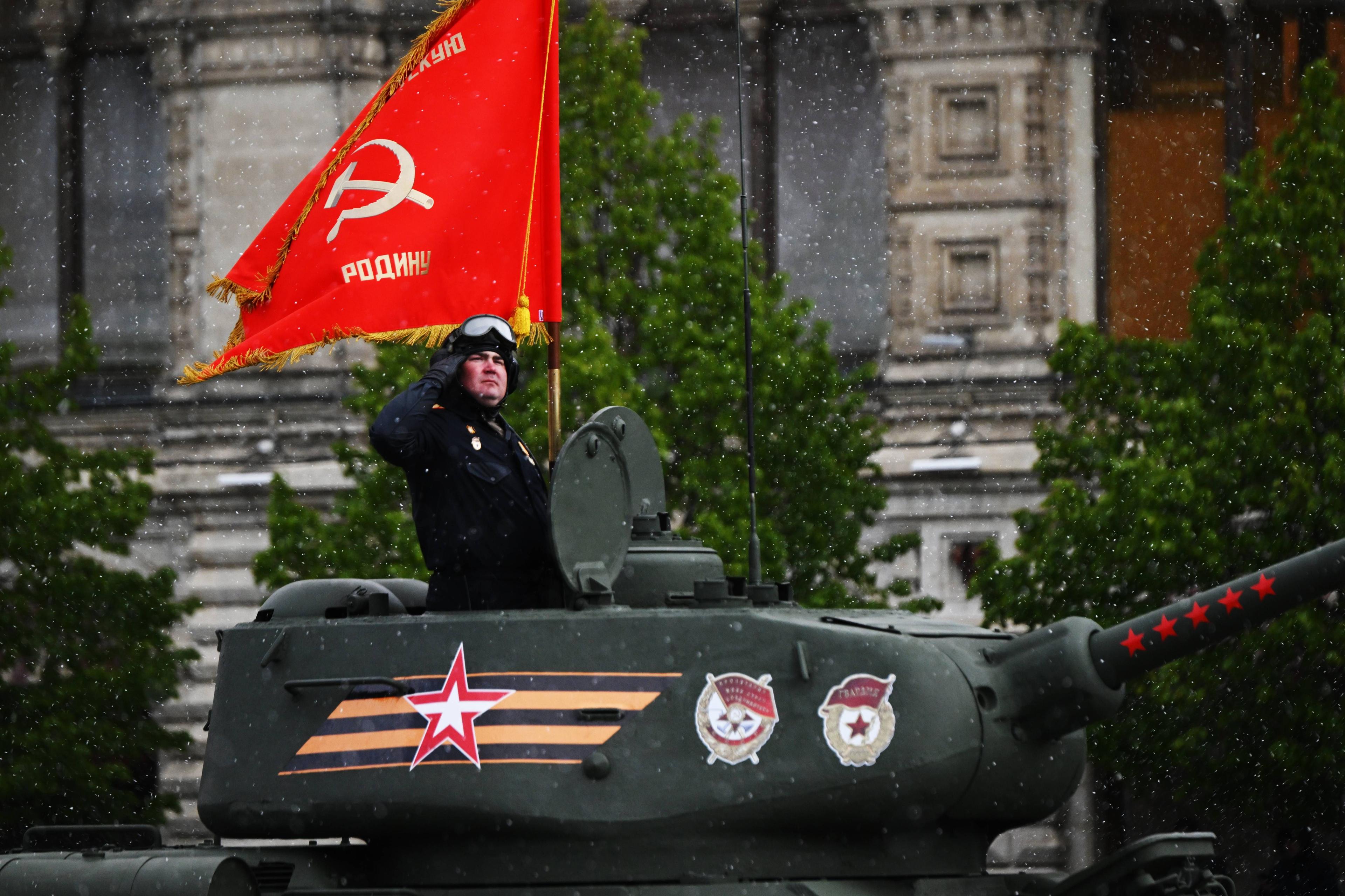 Ein sowjetischer T-34-85-Panzer fährt über den Roten Platz in Moskau während einer Militärparade am Tag des Sieges, 9. Mai 2024.