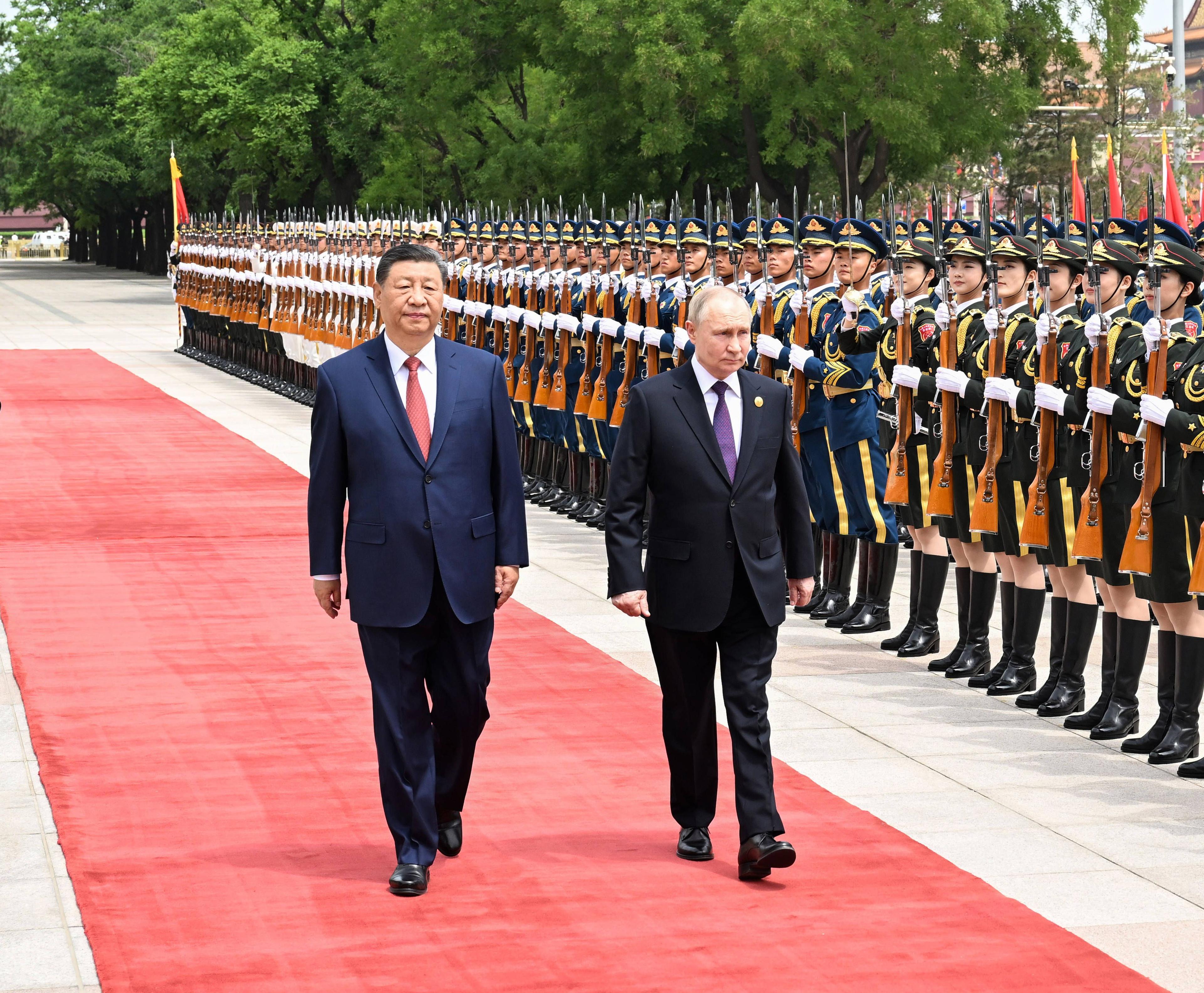 Der chinesische Präsident Xi Jinping empfängt seinen russischen Konterpart Wladimir Putin auf dem Platz vor der Großen Halle des Volkes in Peking, 16. Mai 2024.