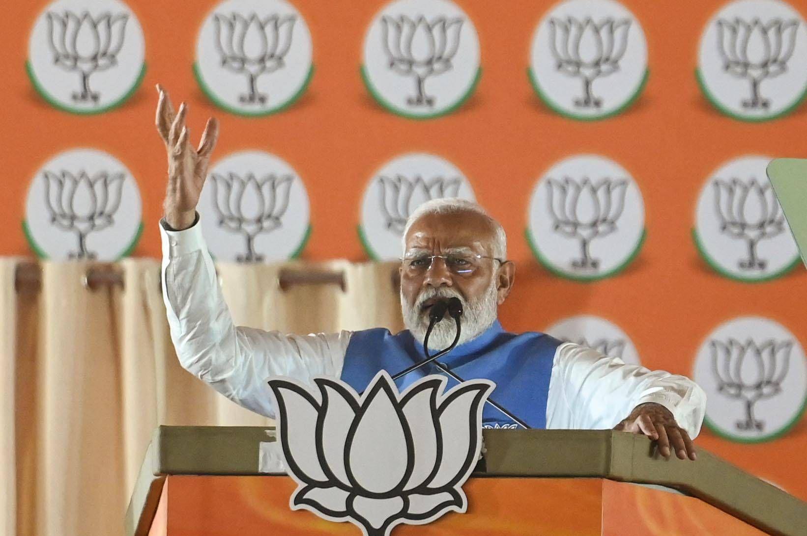 Narendra Modi spricht während einer Wahlkampfkundbegung in der indischen Küstenstadt Dwarka, 22. Mai 2024.