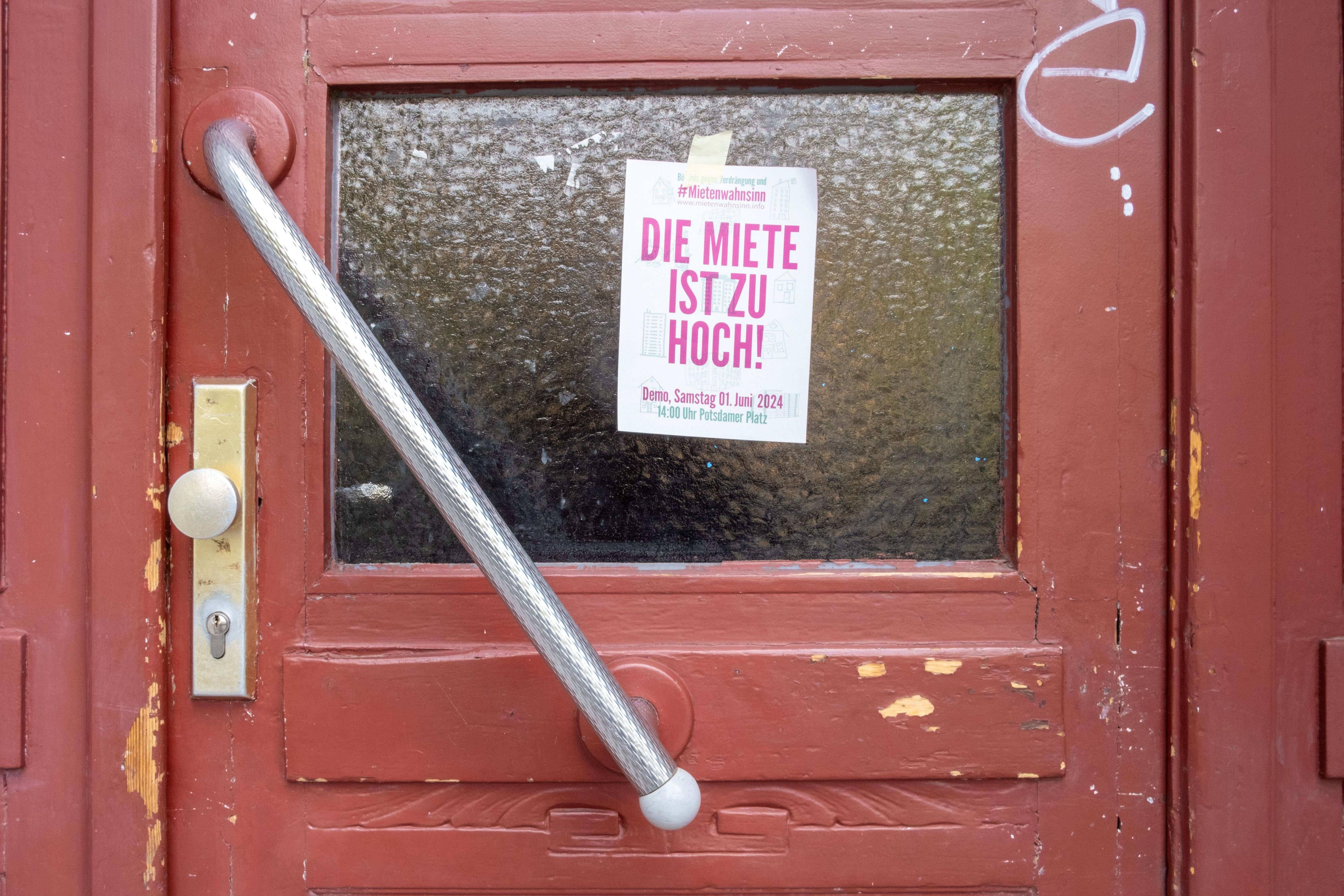 Flugblatt für eine Demonstration gegen steigende Mieten an einer Haustür in Berlin.
