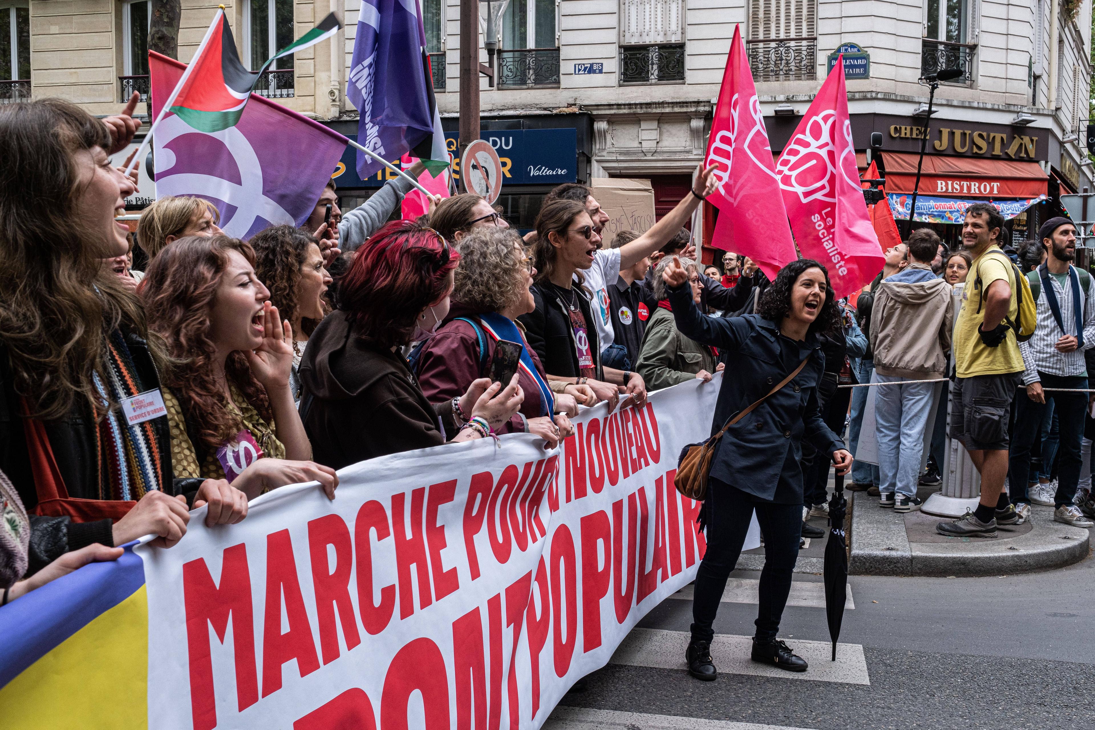 Angehörige der Nouveau Front Populaire demonstrieren in Paris gegen die extreme Rechte, 15. Juni 2024.