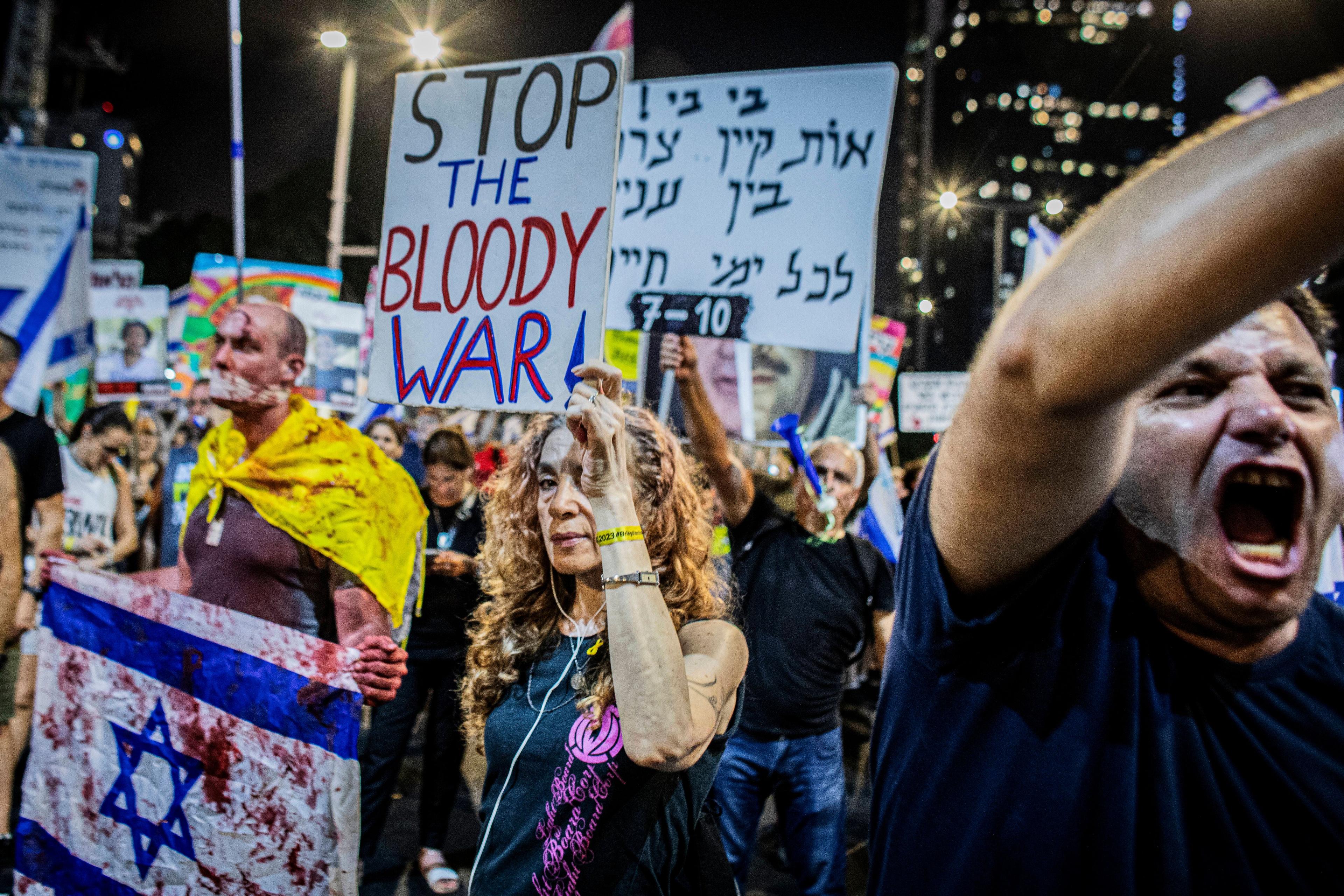 Eine Frau hält ein Schild mit der Forderung nach Beendigung des Krieges in Gaza während einer Demonstration in Tel Aviv, 31. August 2024.