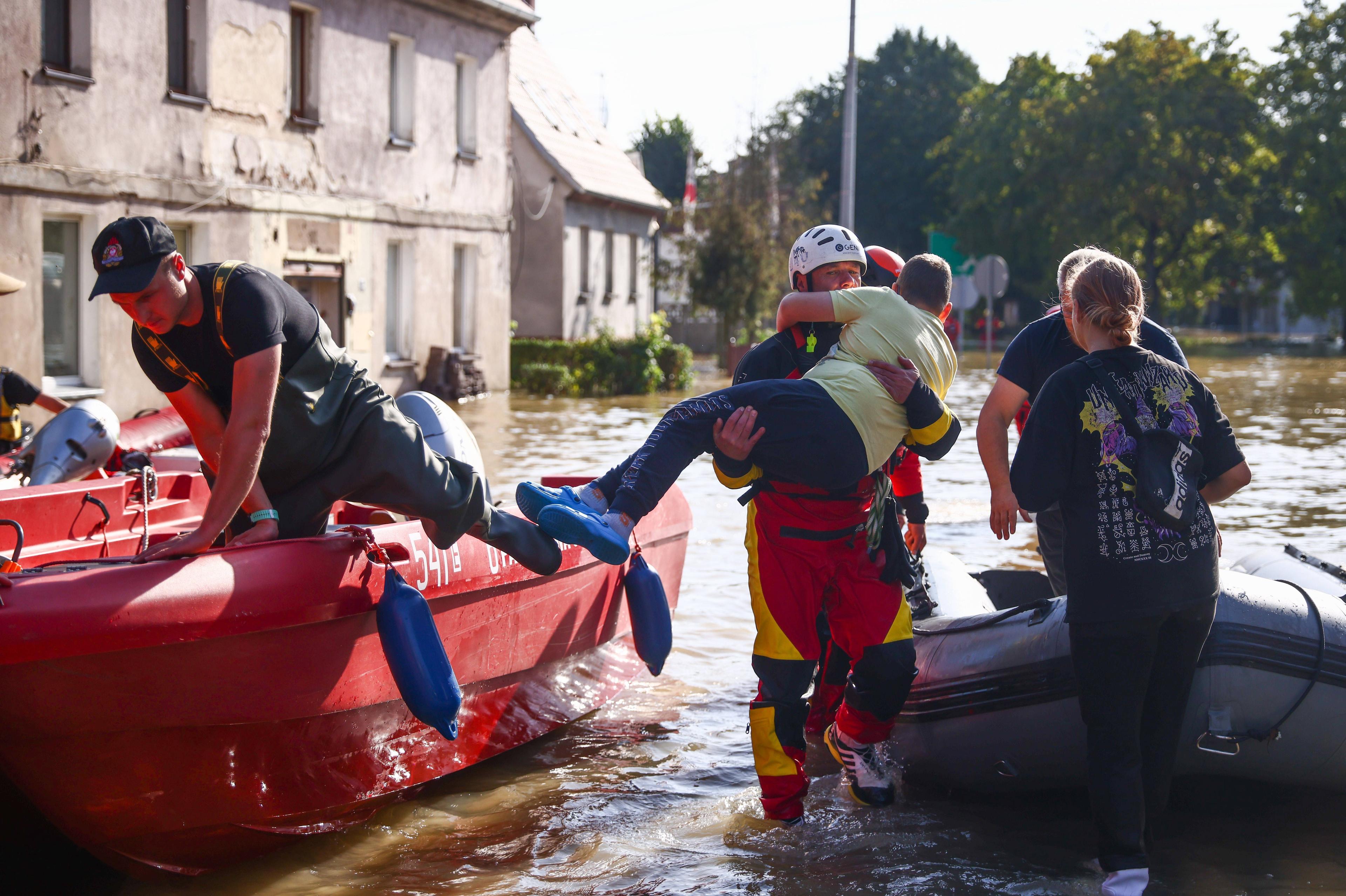 Einwohner werden evakuiert, nachdem der Fluss Nysa Klodzka die Stadt Lewin Brzeski im Südwesten Polens überflutet hat, 17. September 2024.