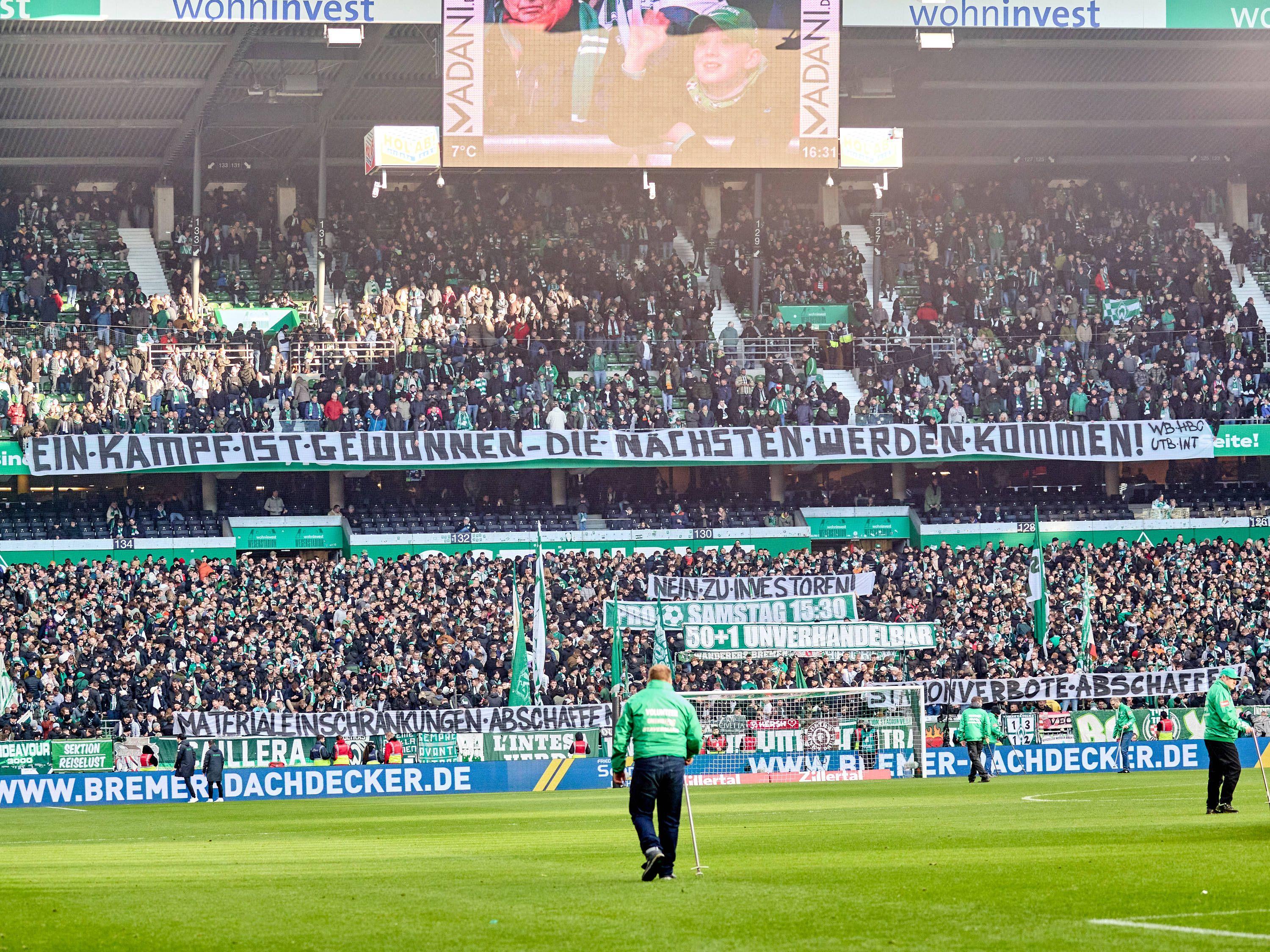 Fans von Werder Bremen mit einem Protestbanner gegen den DFB.