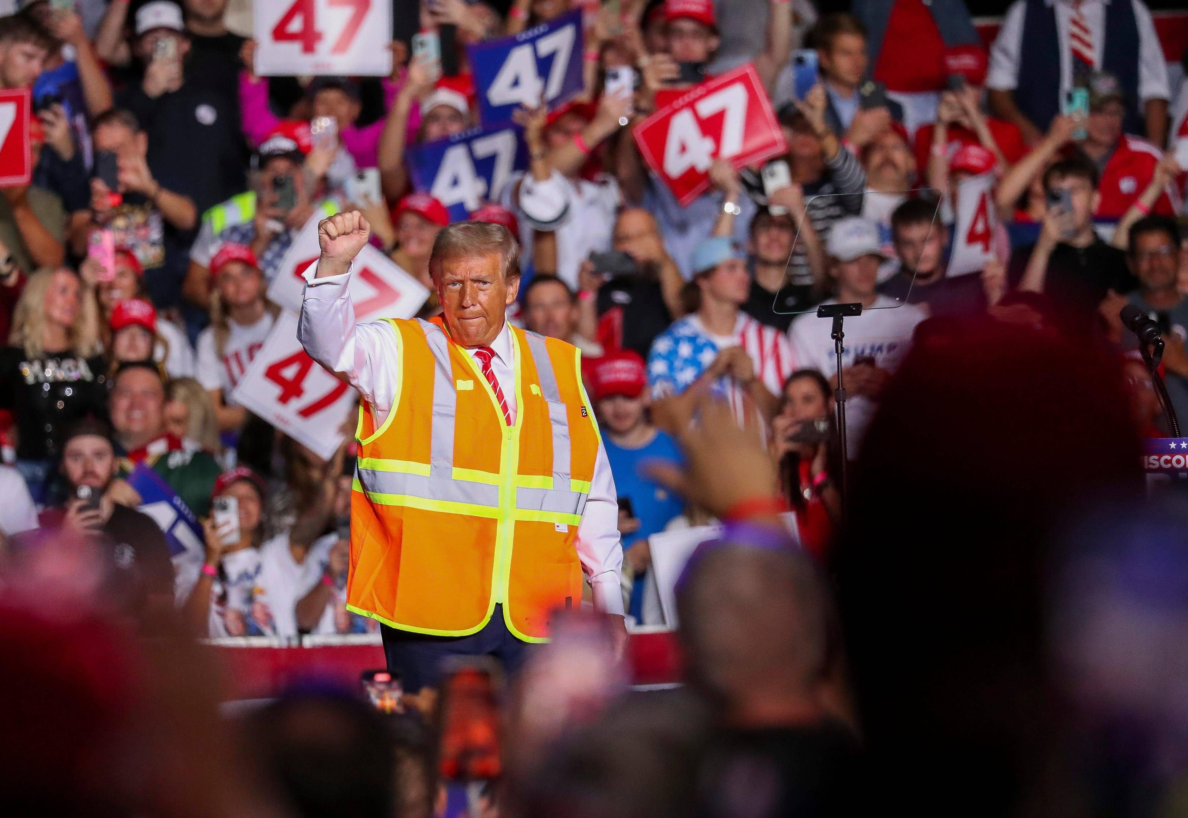 Der republikanische Präsidentschaftskandidat Donald Trump verabschiedet sich während einer Wahlkampfveranstaltung in Ashwaubenon, Wisconsin, 30. Oktober 2024.