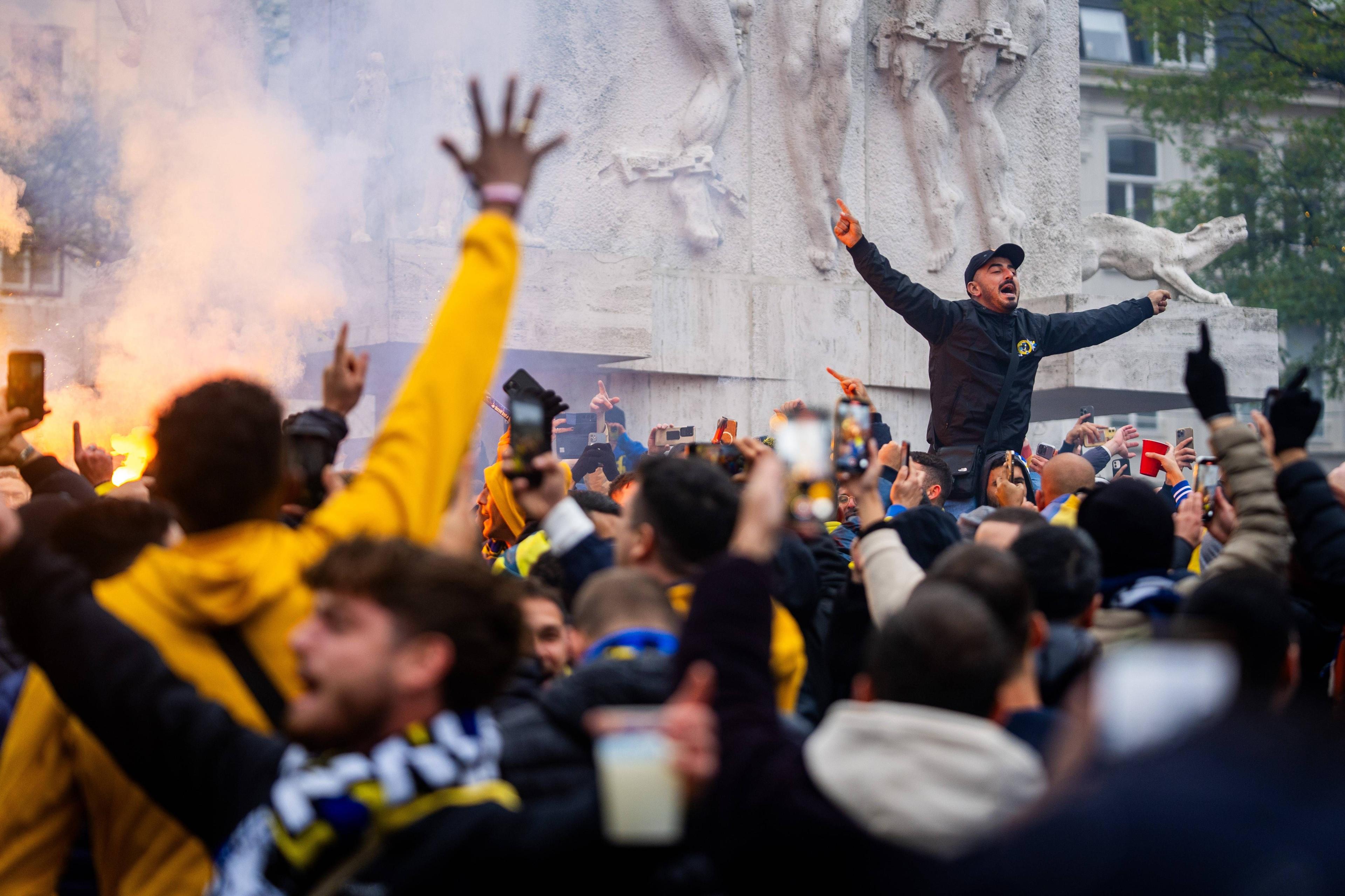 Fans von Maccabi Tel Aviv auf dem Dam-Platz in Amsterdam, 7. November 2024.