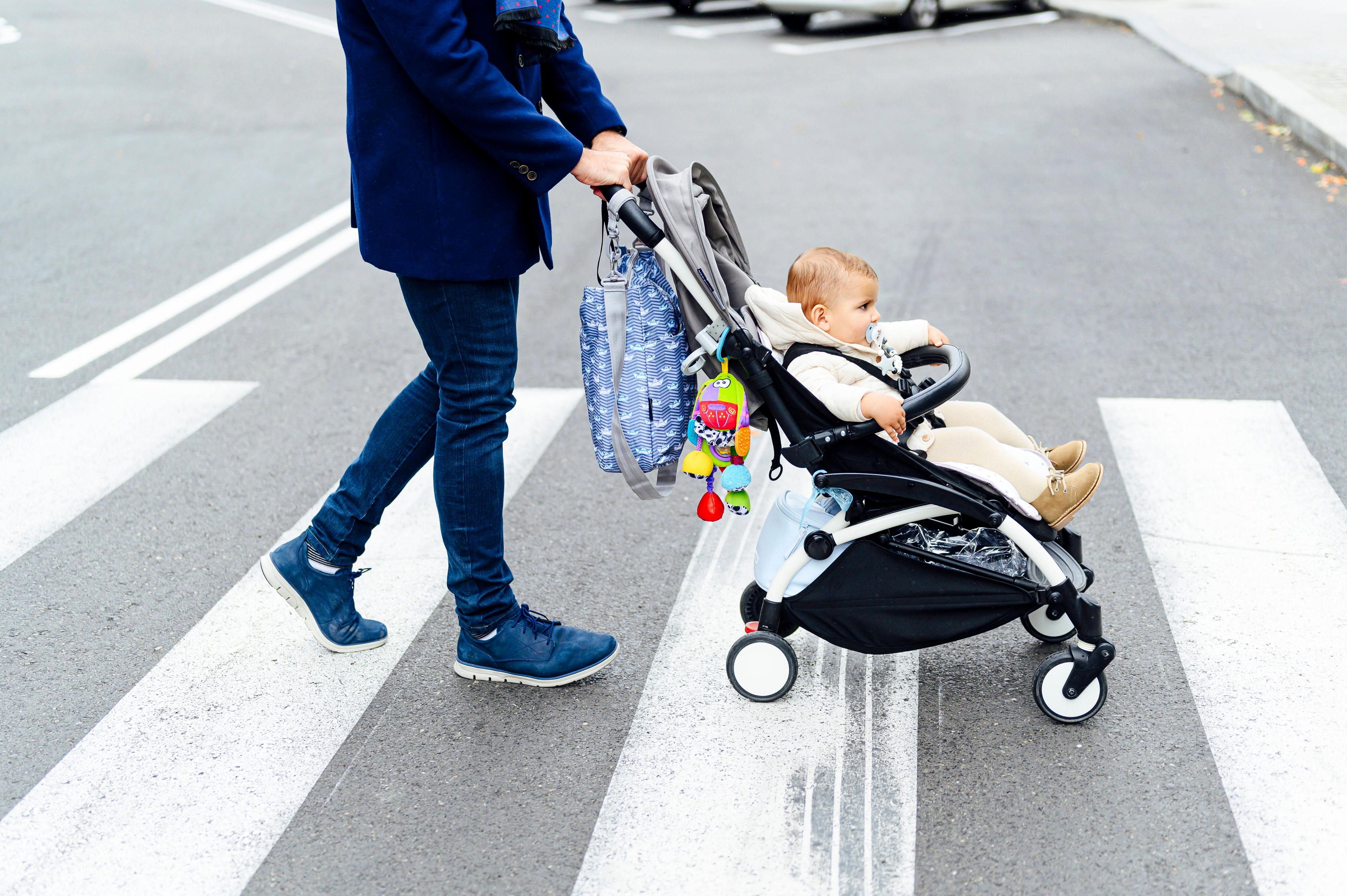 Es geht auch anders: Um Sorgearbeit gerechter zu verteilen, werden in Spanien beide Elternteile bei vollem Lohnausgleich 6 Wochen nach der Geburt von der Arbeit freigestellt.