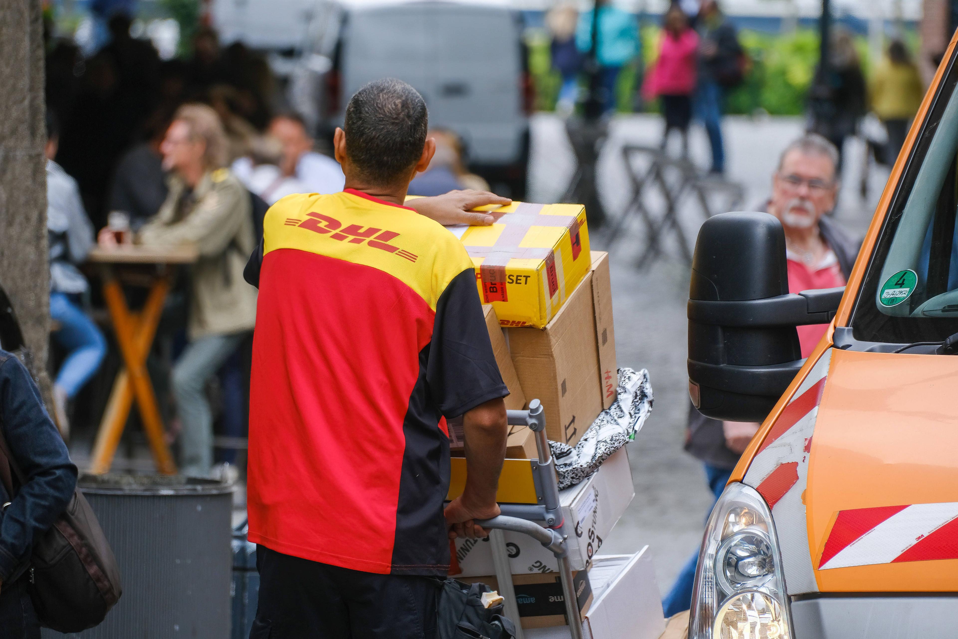Paketzustellung bei Hitze ist ein Knochenjob: Beschäftigte berichten von Temperaturen um die 60 Grad in den Lieferwägen.