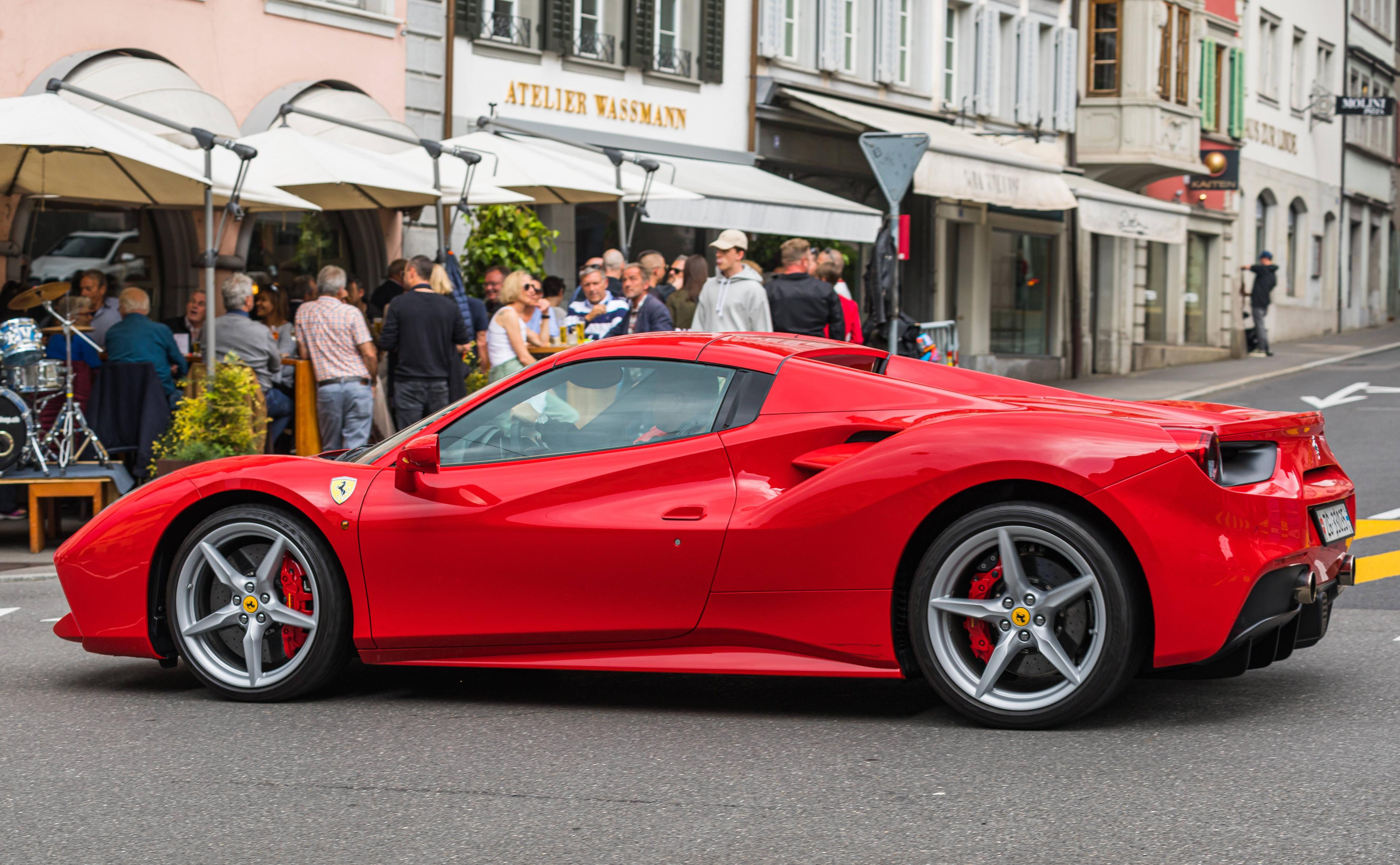Ferrari fährt durch die Zuger Innenstadt.