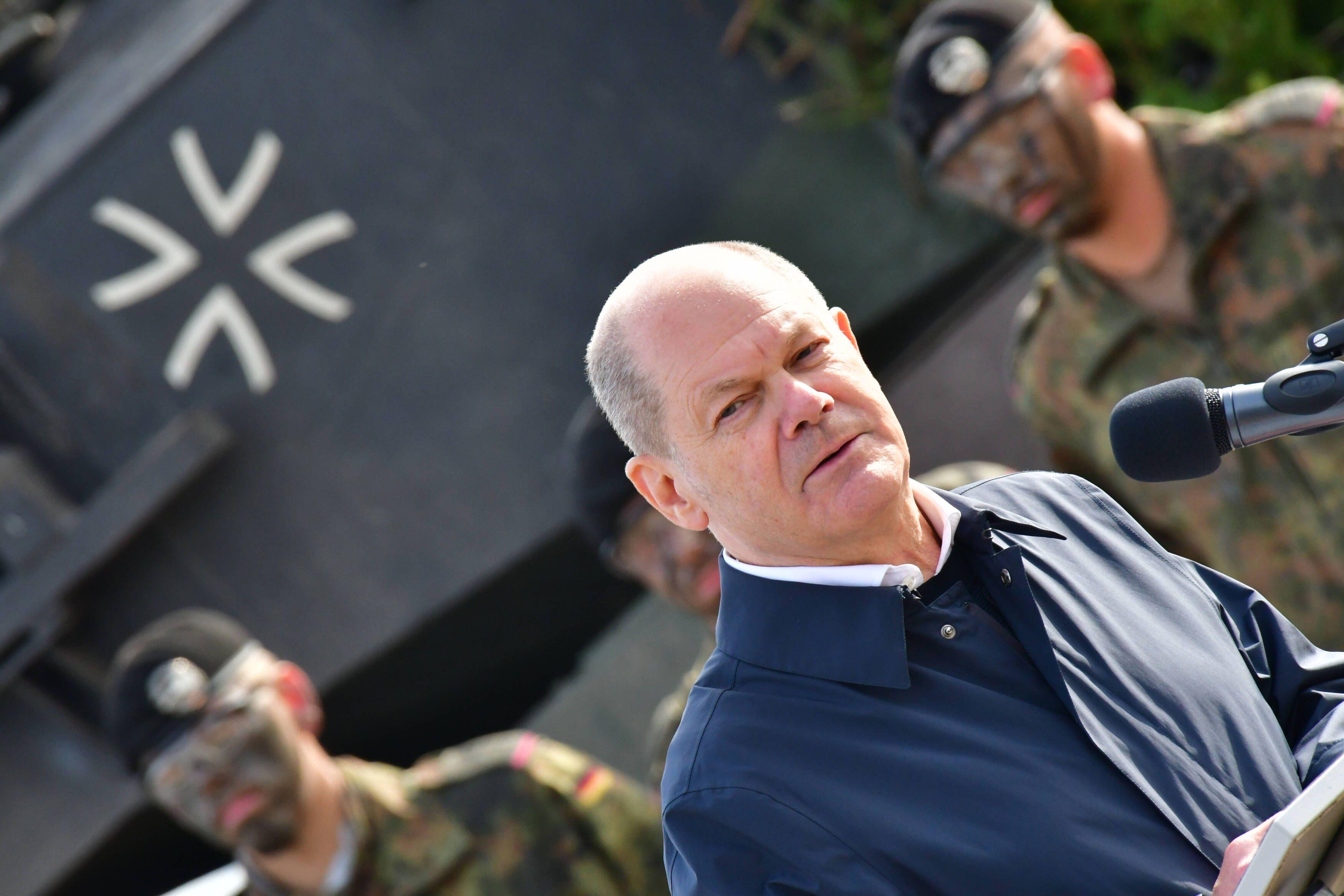 Olaf Scholz vor Leopard-Panzer bei einem Bundeswehr-Besuch, Lüneburger Heide, 17. Oktober 2022.