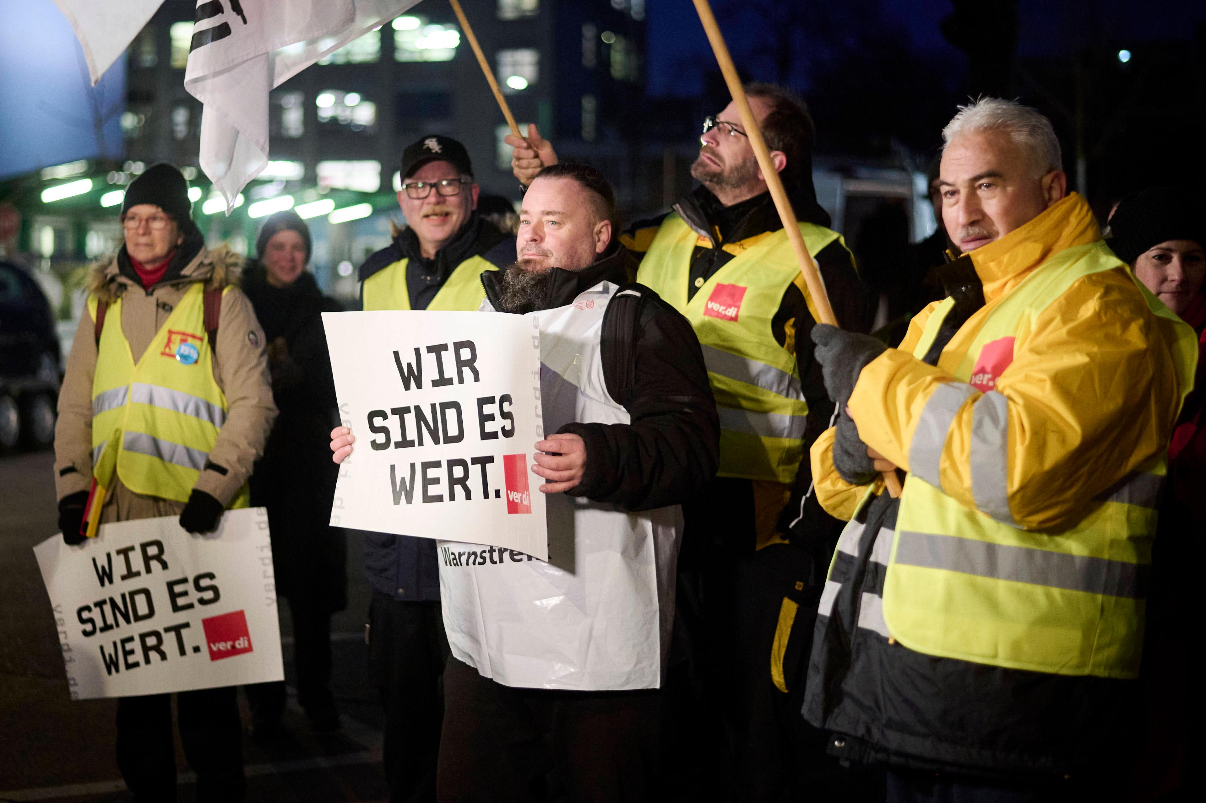 Am Paketzentrum in Berlin-Neukölln streiken die ersten Angestellten am Freitagmorgen.