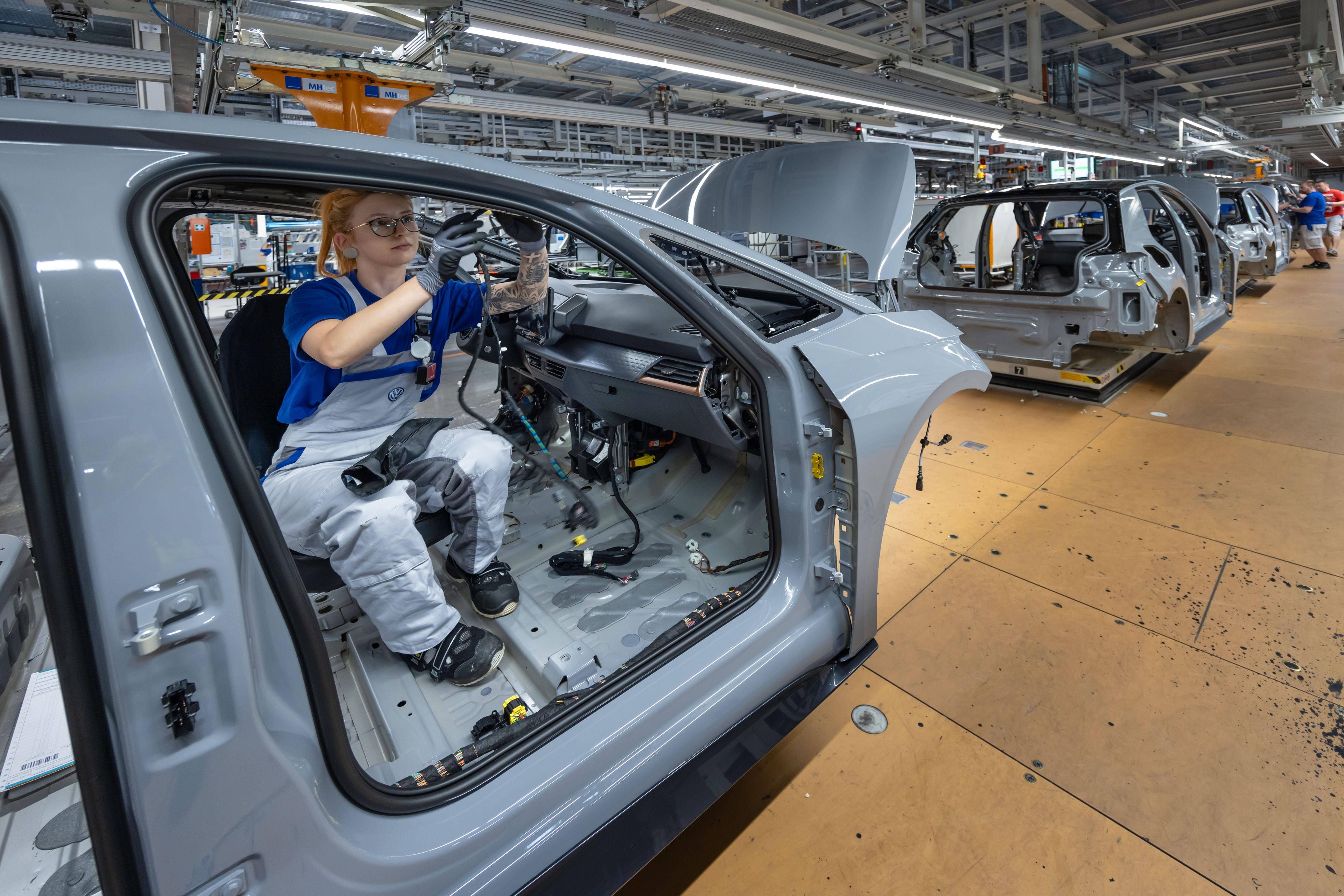 VW-Elektrofahrzeuge werden in einer Montagehalle in Zwickau montiert, 24. Mai 2023.