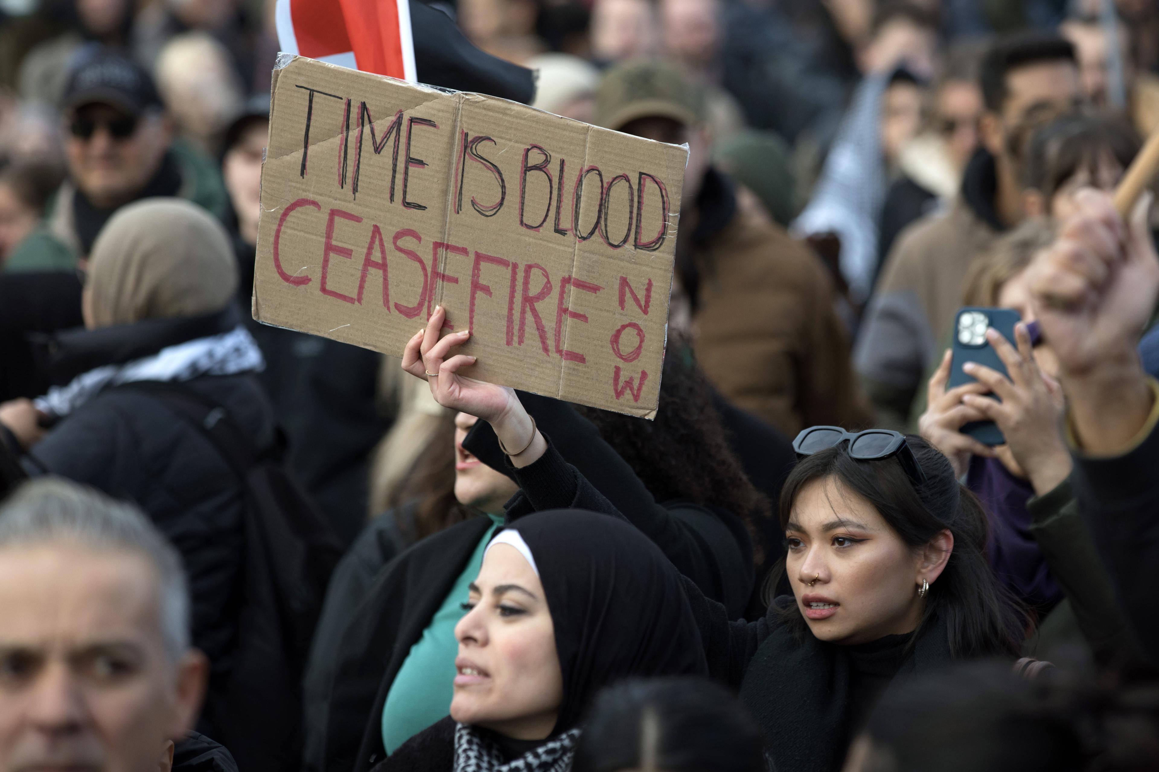 Demonstrantinnen bei einer Großdemo für eine Waffenruhe in Berlin, 4. November 2023