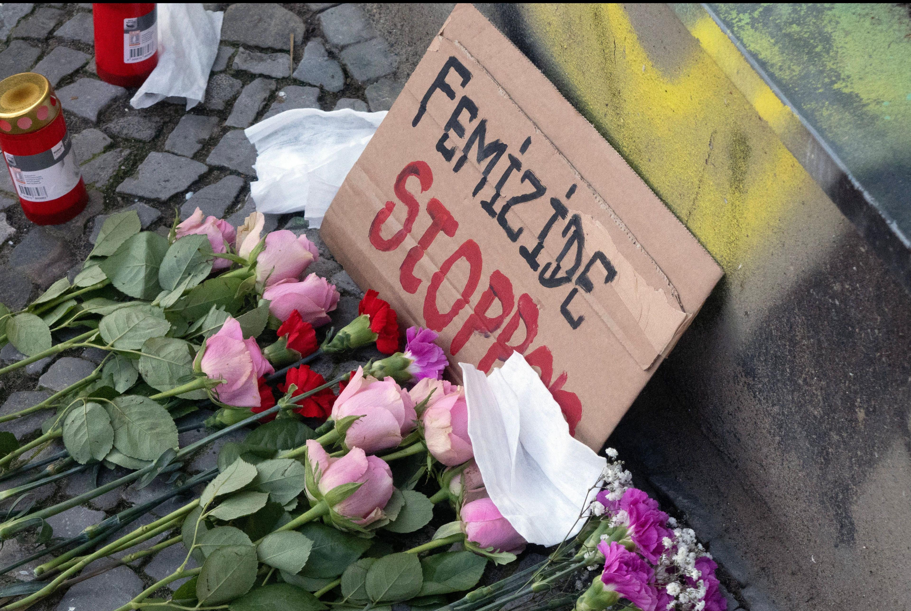 Blumen für ein Opfer eine Femizids in Berlin, 19. April 2024.