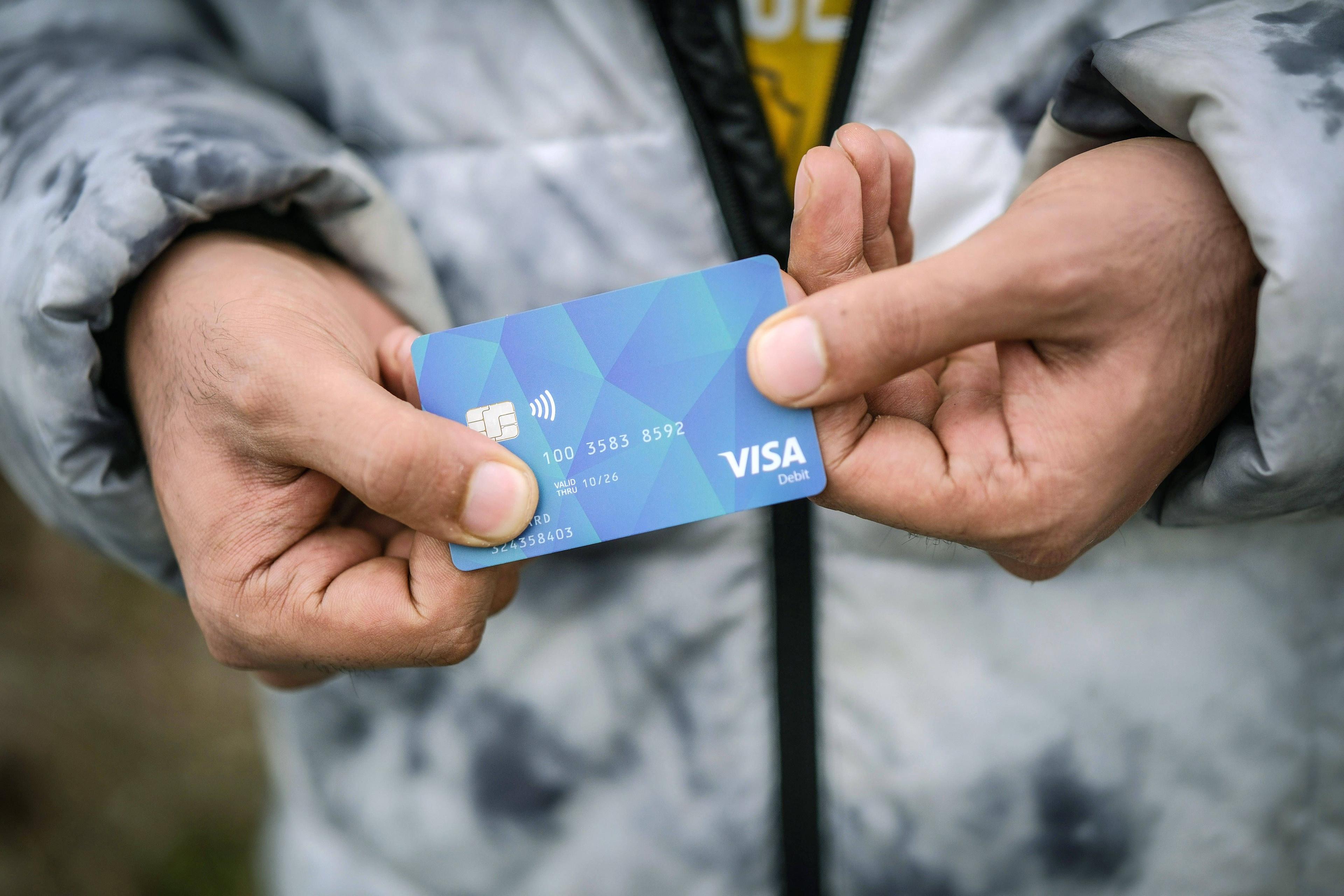 Unter dem Vorwand des Bürokratieabbaus wird nicht nur die Kontrolle auf Empfänger von Sozialhilfe ausgeweitet. Konzerne wie Visa und Secupay erschließen sich so auch ein lukratives neues Geschäftsfeld.