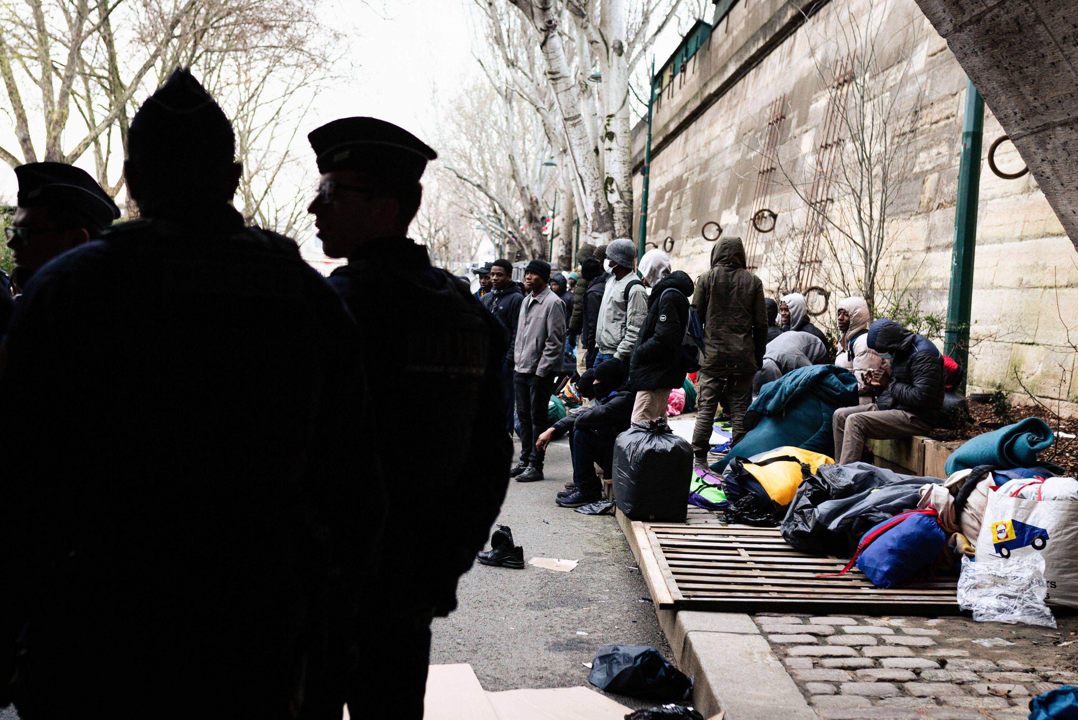 Polizeikräfte räumen ein Camp von minderjährigen Wohnungslosen an der Seine, 06. März 2024.