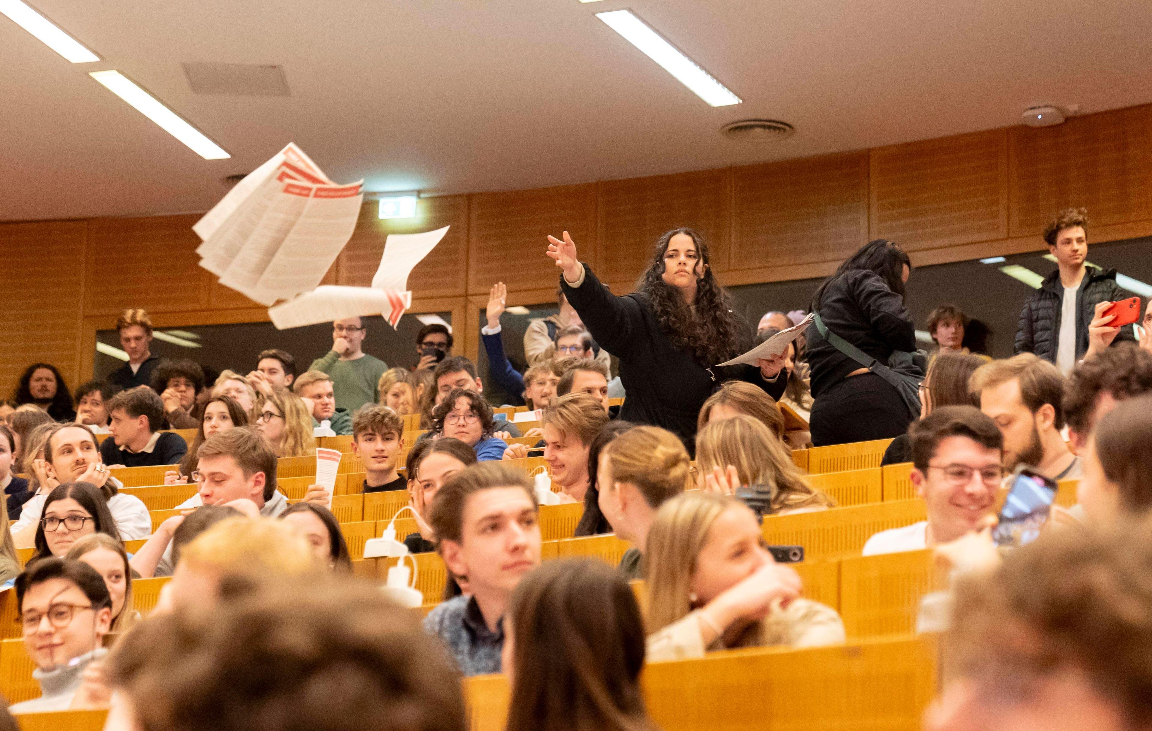 Palästinasolidarische Aktivistinnen und Aktivisten verbreiten Flugblätter im Hörsaal, Universität Wien, 19. März 2024