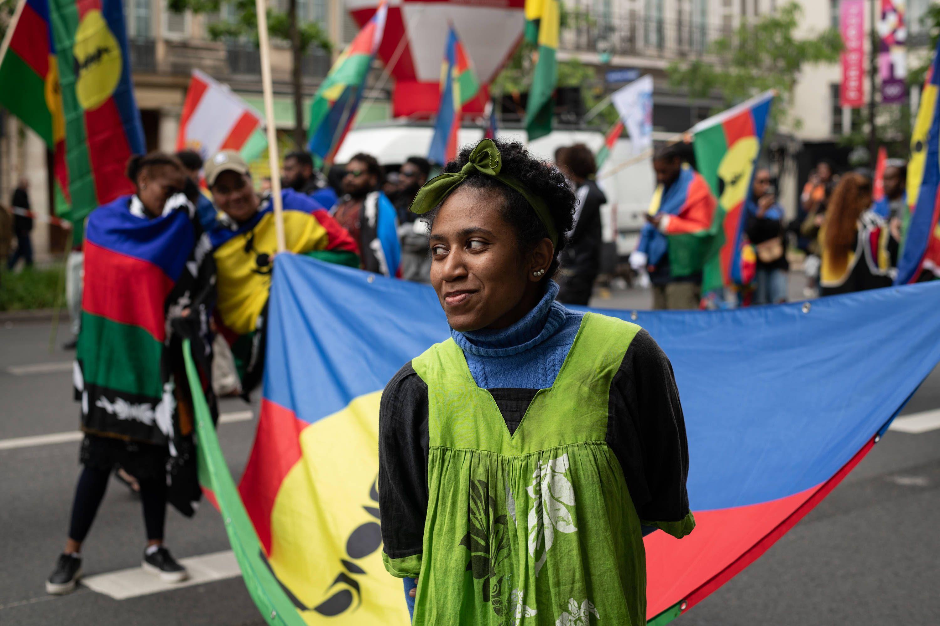Kanakinnen und Kanaken in Paris demonstrieren mit neukaledonischen Fahnen am Tag der Arbeit, 1. Mai 2024.
