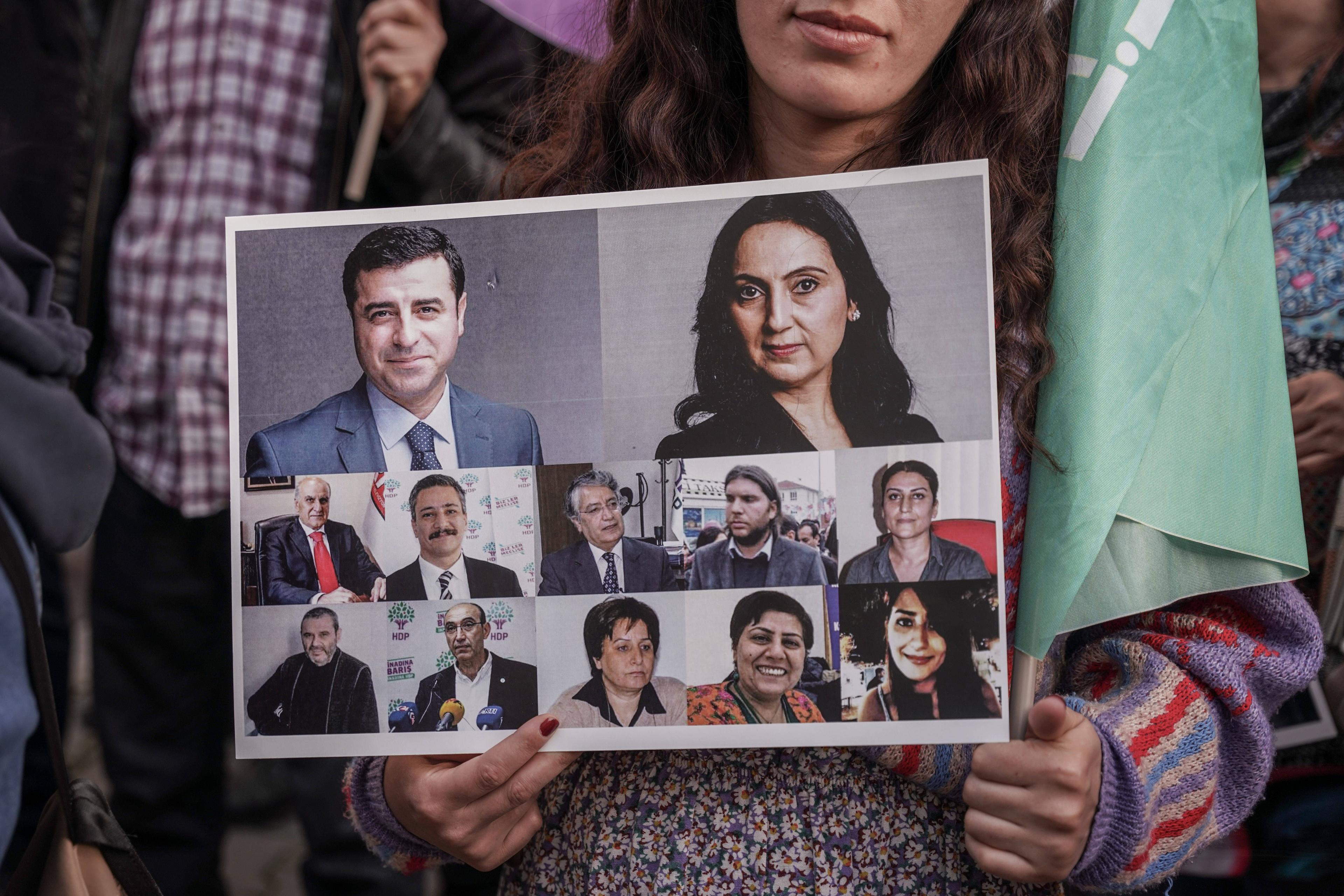 Protestschild mit Portraits der ehemaligen HDP-Vorsitzenden Selahattin Demirta und Figen Yüksekda und weiteren HDP-Parteifunktionären,  darunter auch Alp Altınörs, Ankara, 17. Mai 2024.