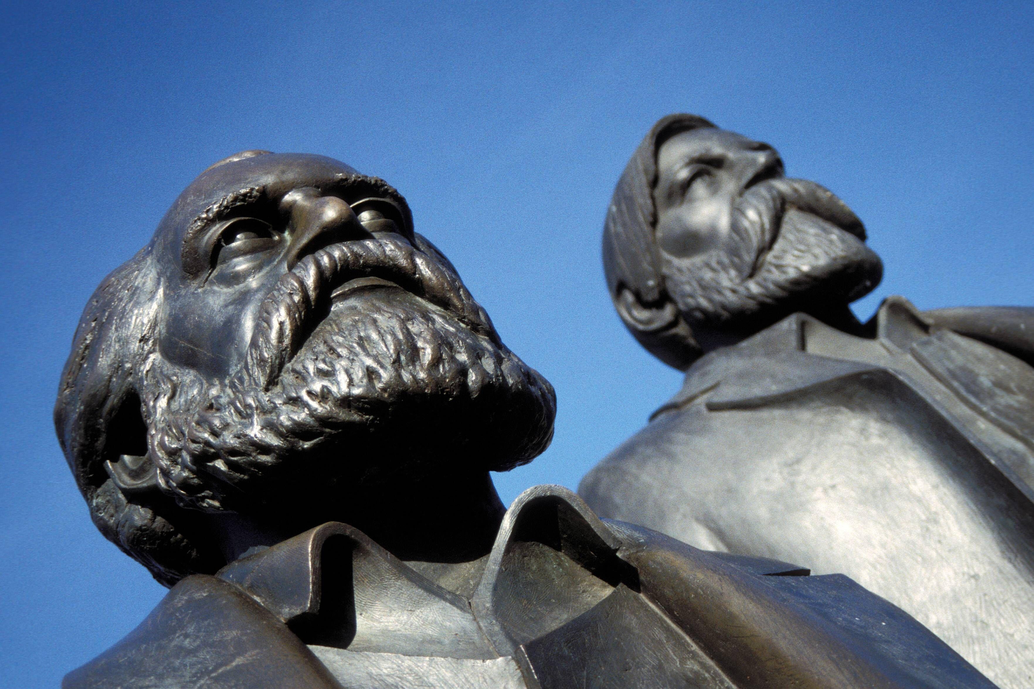 »Es reicht nicht, zu erklären, dass es Klasse gibt – man muss sie fühlen. Das wusste schon Karl Marx und strebte mit seinem Buddy Engels zeit seines Lebens danach, die Klasse in Bewegungen zu setzen«, schreibt Ralf Hoffrogge.