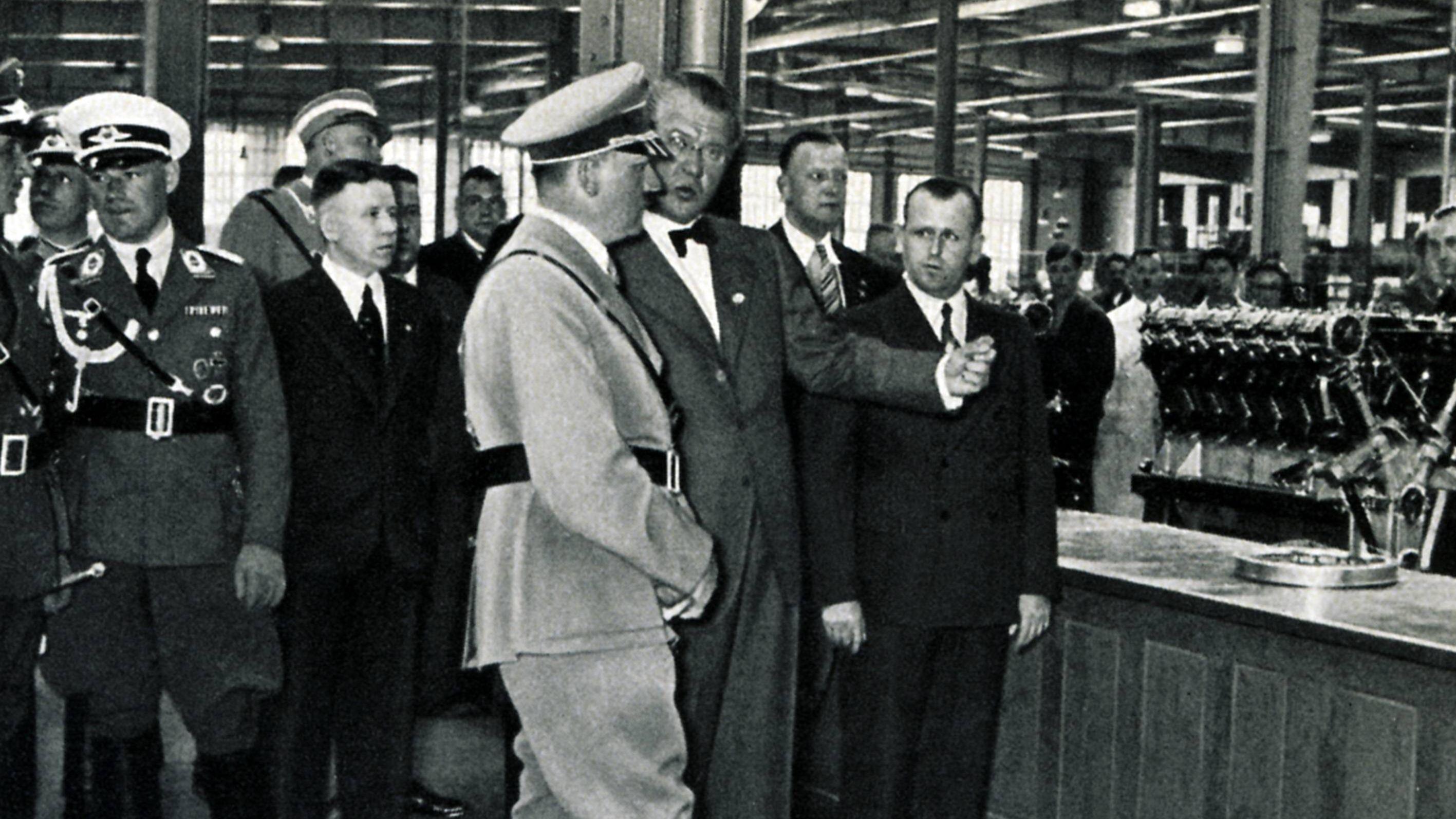 Adolf Hitler und der damalige BMW-Vorstandsvorsitzende Franz-Josef Popp im BMW-Werk in München, 1935.