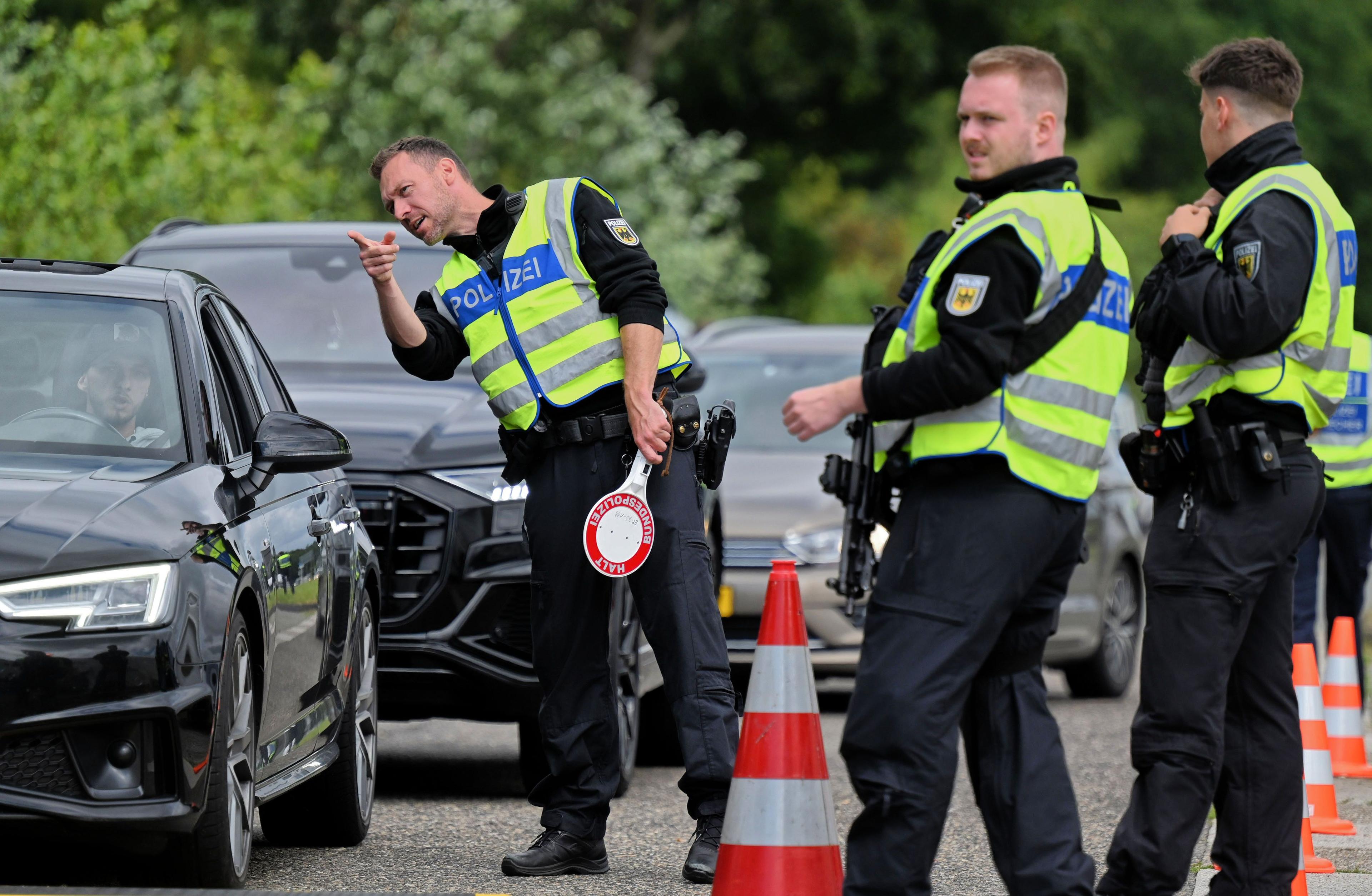 Bundespolizisten kontrollieren Einreisende in die Bundesrepublik am Grenzübergang Elten auf dem Rastplatz Knauheide, 15. Juni 2024.