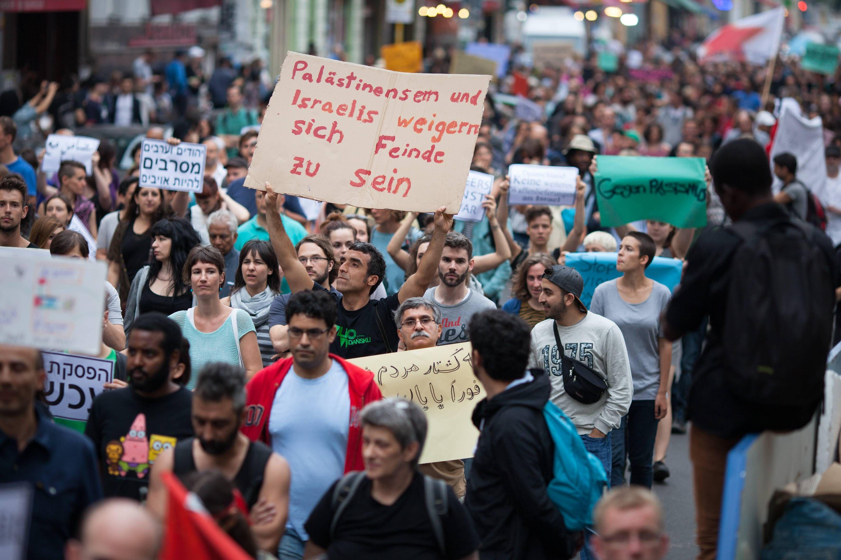 »Dennoch verliert man sich zu oft in der  Unendlichkeit einer Vergangenheit, die sich nie wieder gut machen lässt. Eine Politik, die auf Konfliktlösung setzt, sollte lieber im Jetzt ansetzen.«