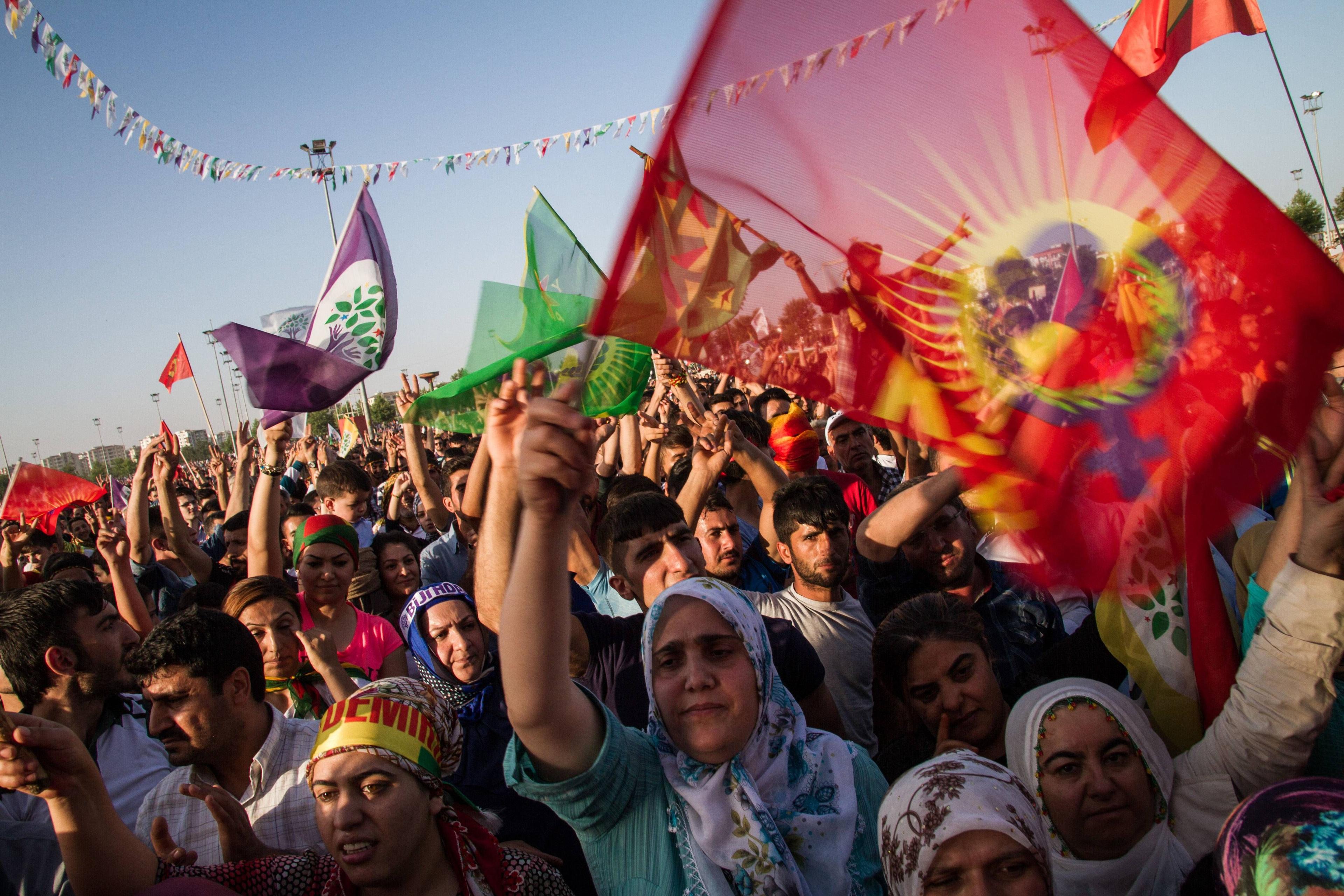 HDP-Anhänger feiern den Wahlsieg ihrer Partei in Diyarbakir, Türkei, 9. Juni 2015.