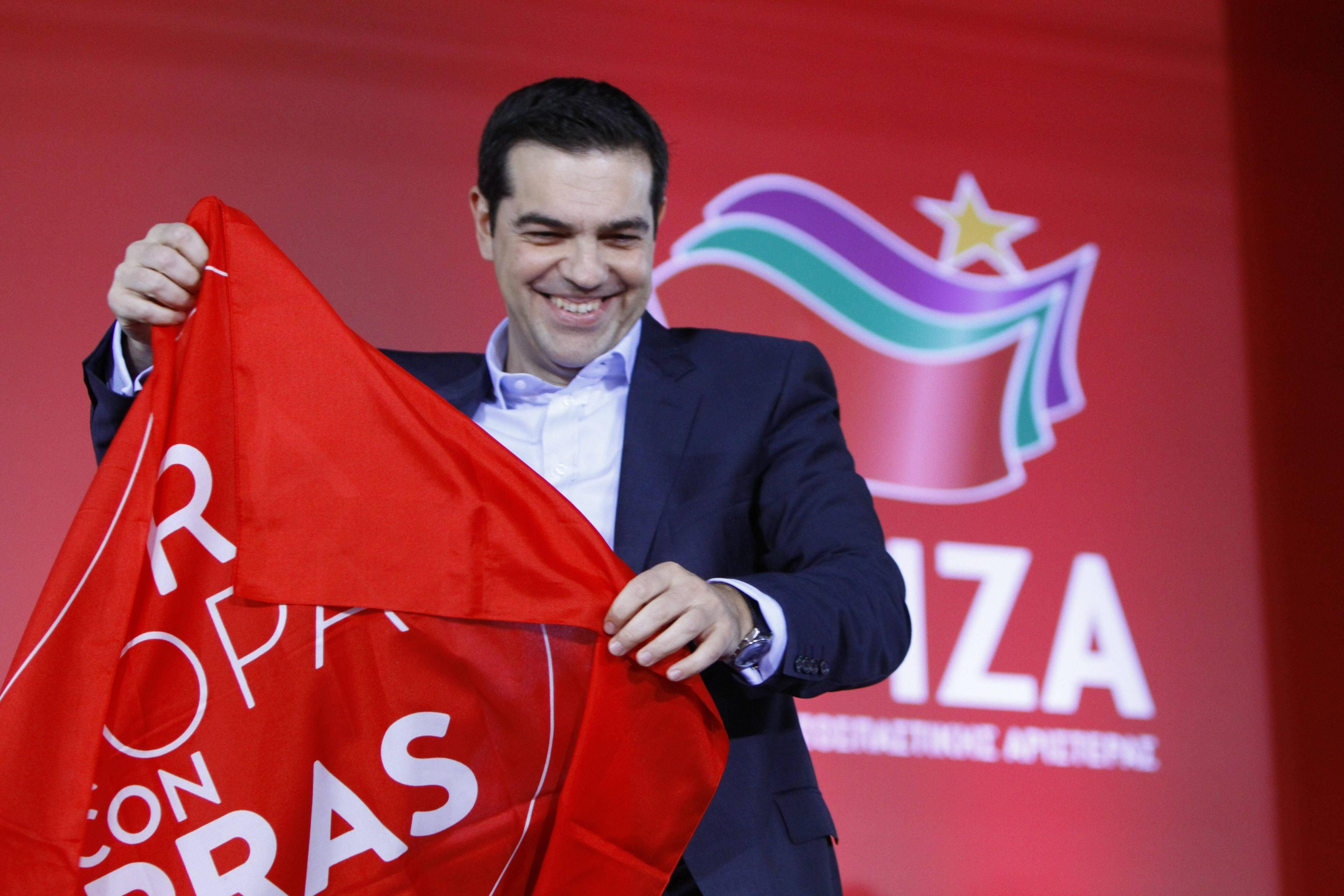 Alexis Tsipras hält eine rote Fahne bei der Wahlkampf-Abschlusskundgebung von SYRIZA in Athen, 22. Januar 2015.