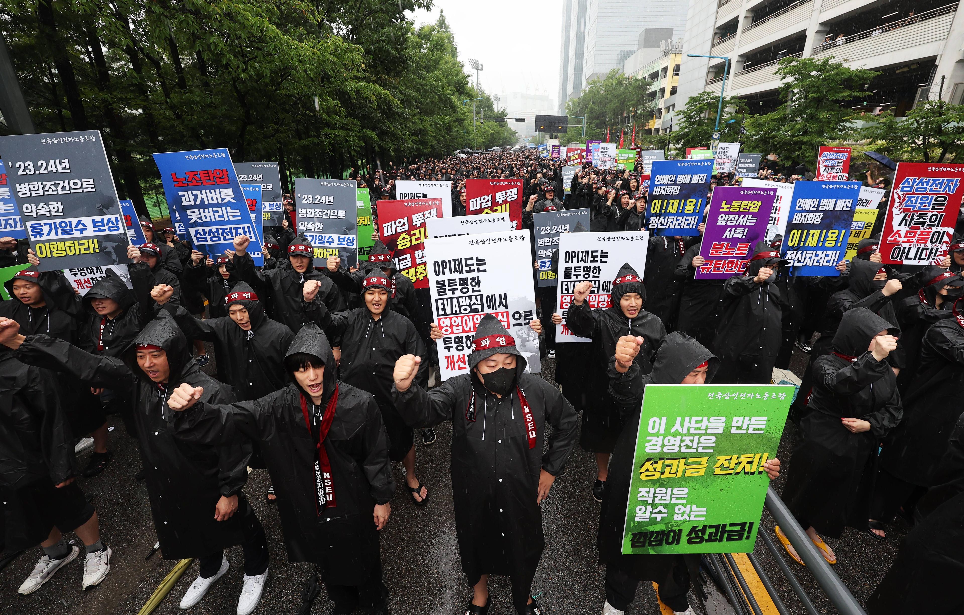 Streikende Samsung-Beschäftigte bei einer Kundgebung in Seoul, 8. Juli 2024.