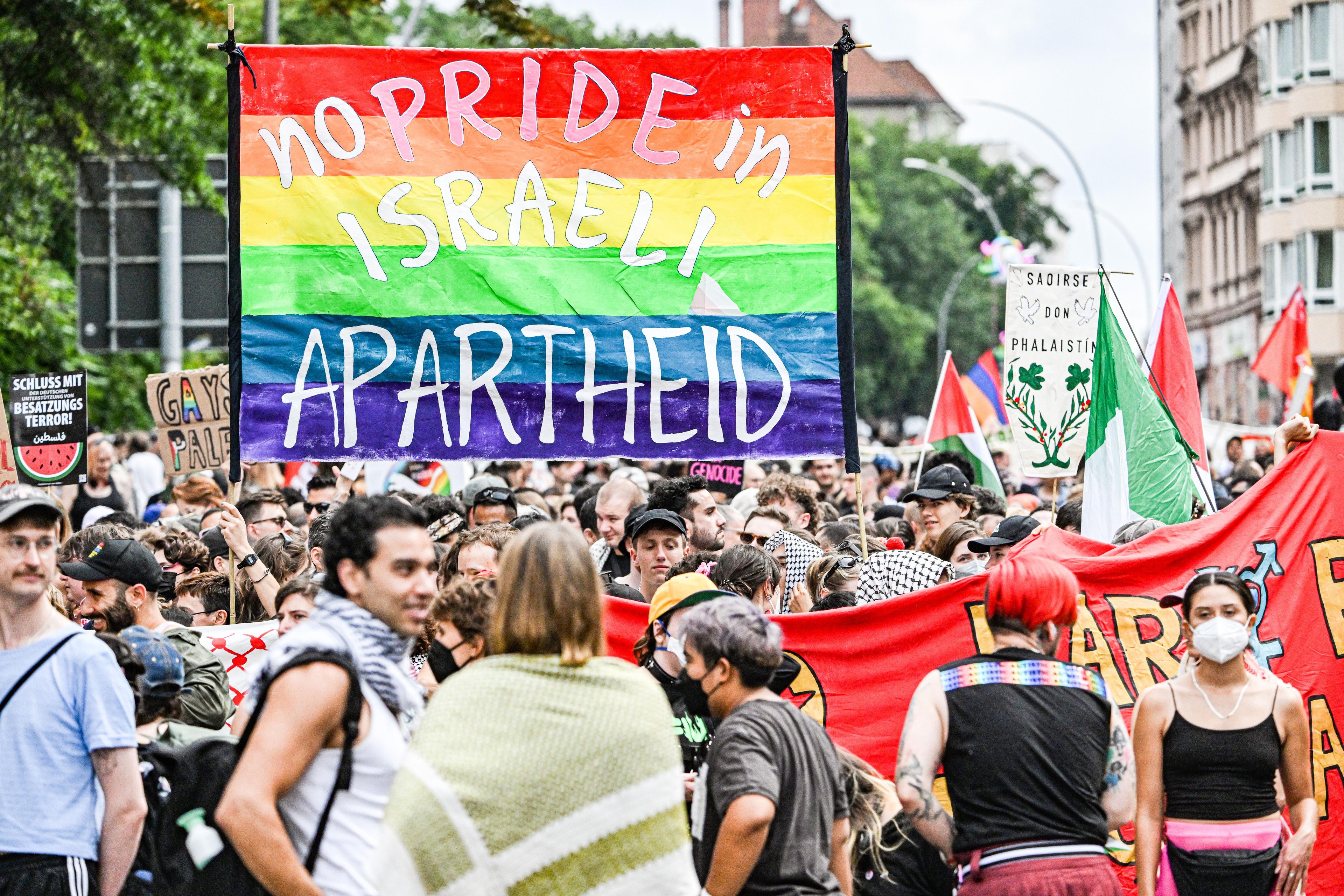 Teilnehmende der Internationalist Queer Pride in Berlin, 27. Juli 2024.