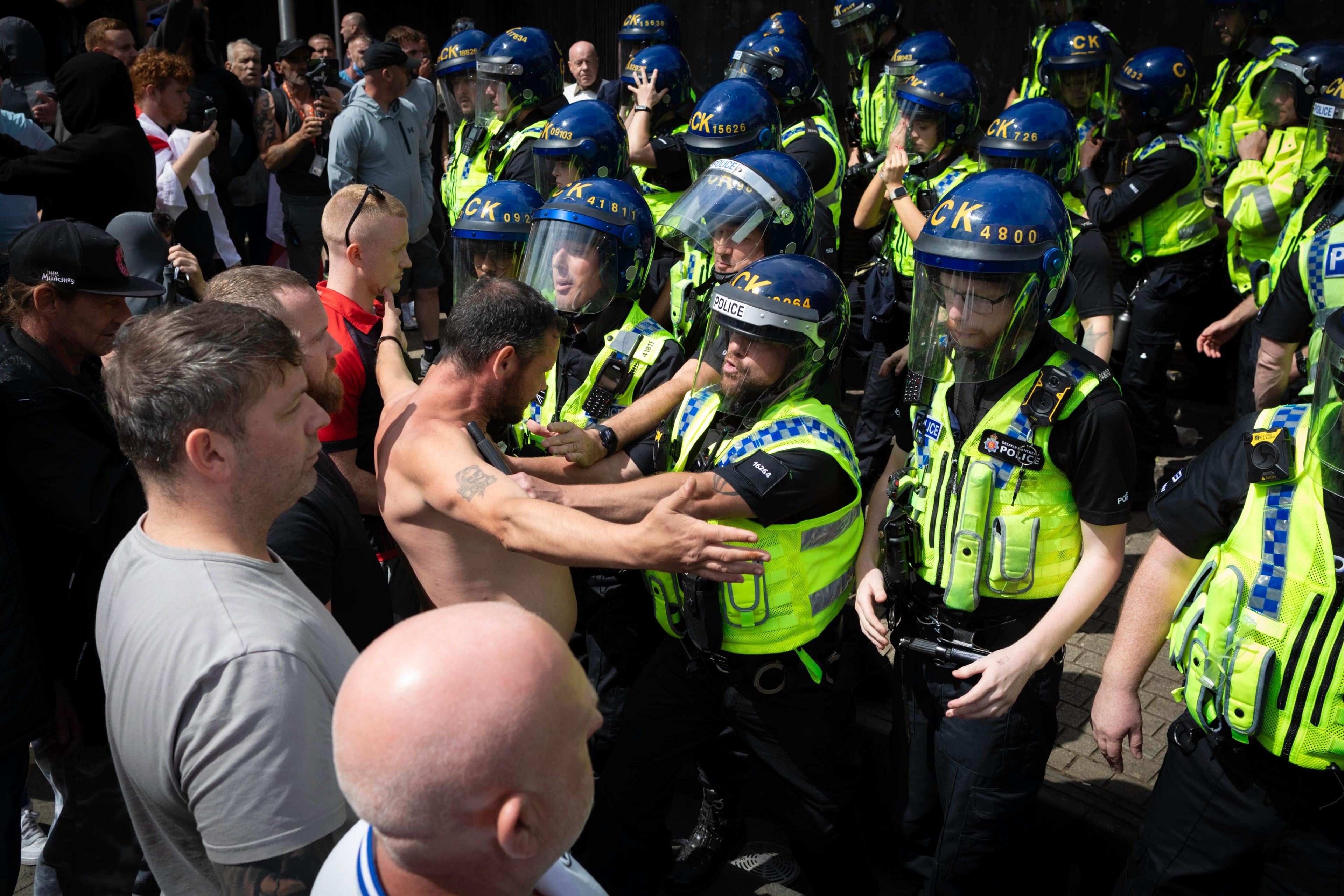 Rechtsextreme Protestierende stoßen mit der Polizei zusammen, Manchester, 03. August 2024.