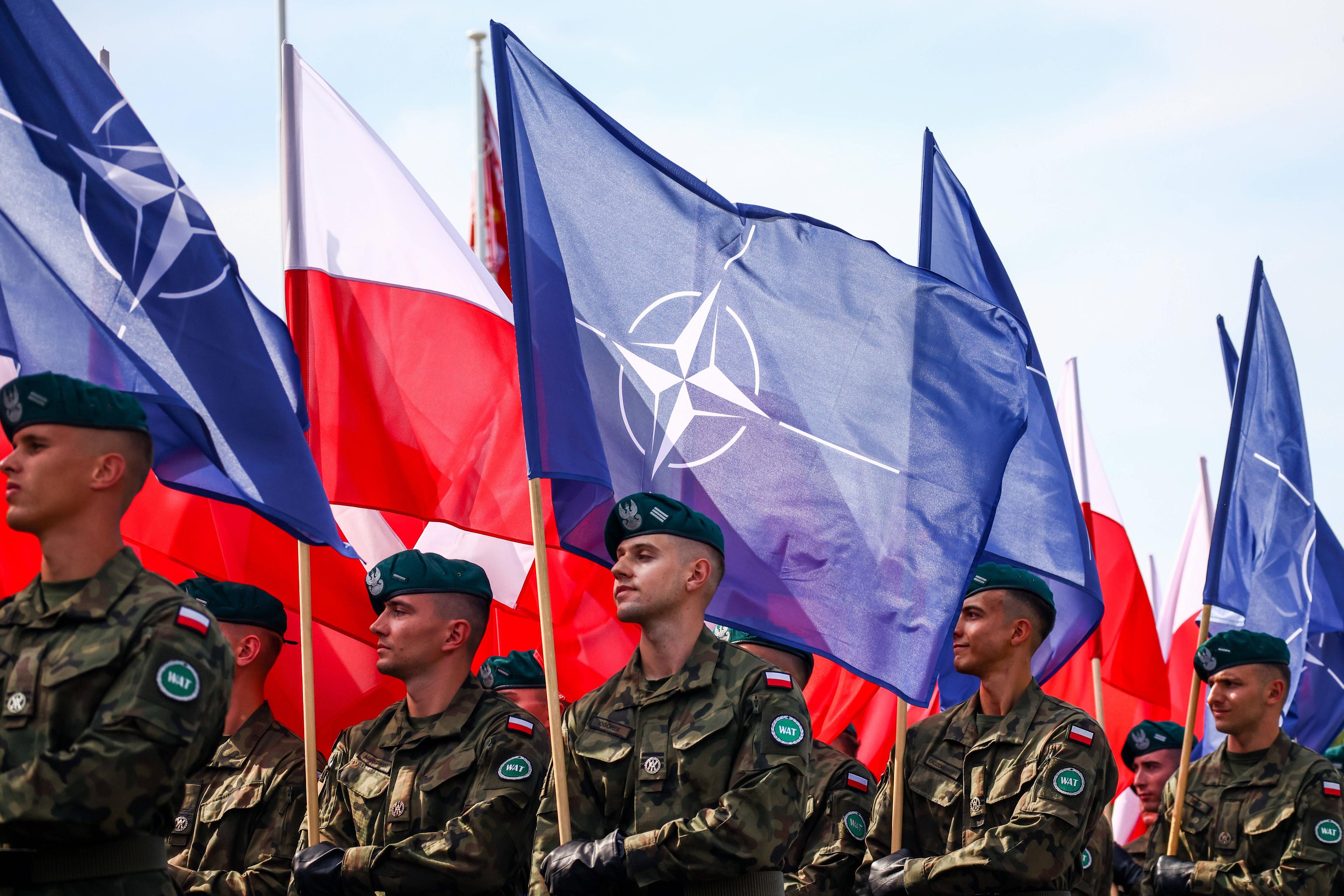 Polnische Soldaten mit Nato-Flaggen am Tag der Streitkräfte, 15. August 2024.