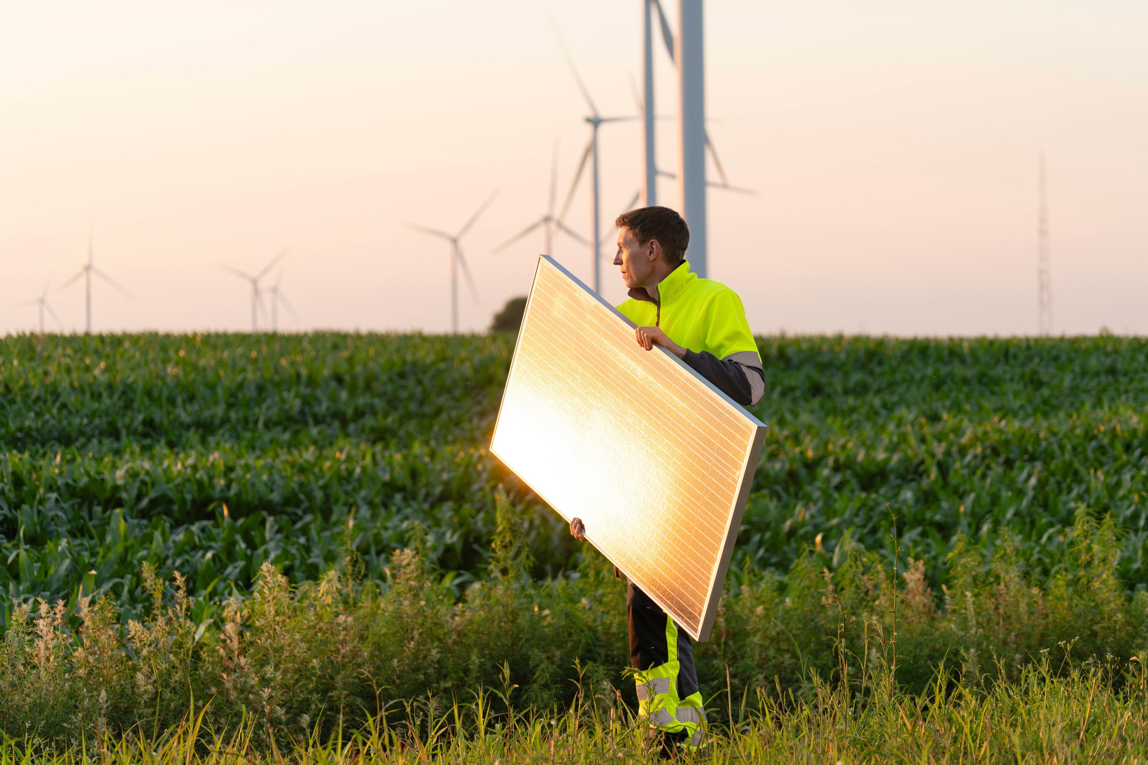 Ingenieur installiert Solarpaneele (Symbolbild)