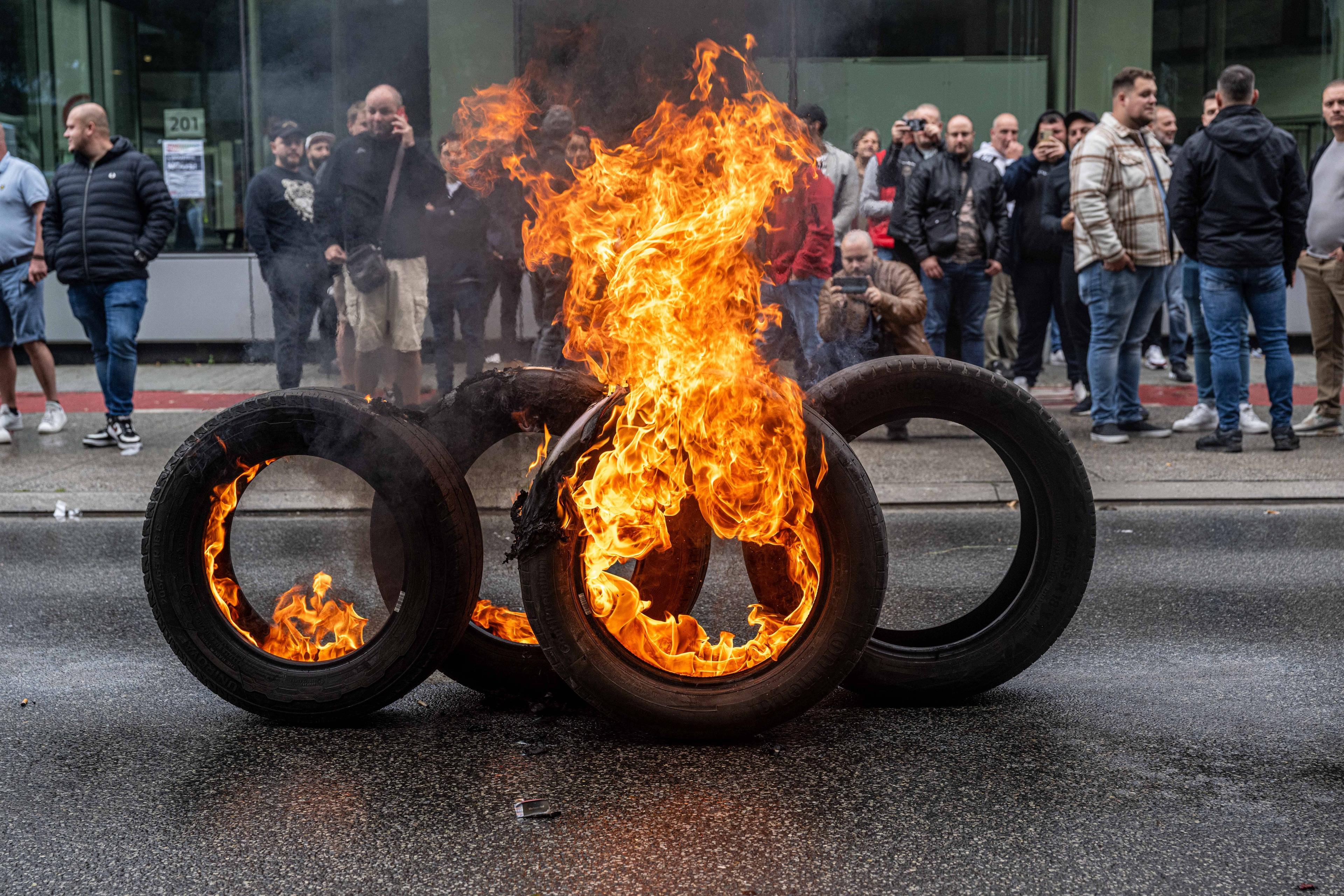 Die Ankündigung der Werkschließung wurde von Protesten begleitet, Brüssel