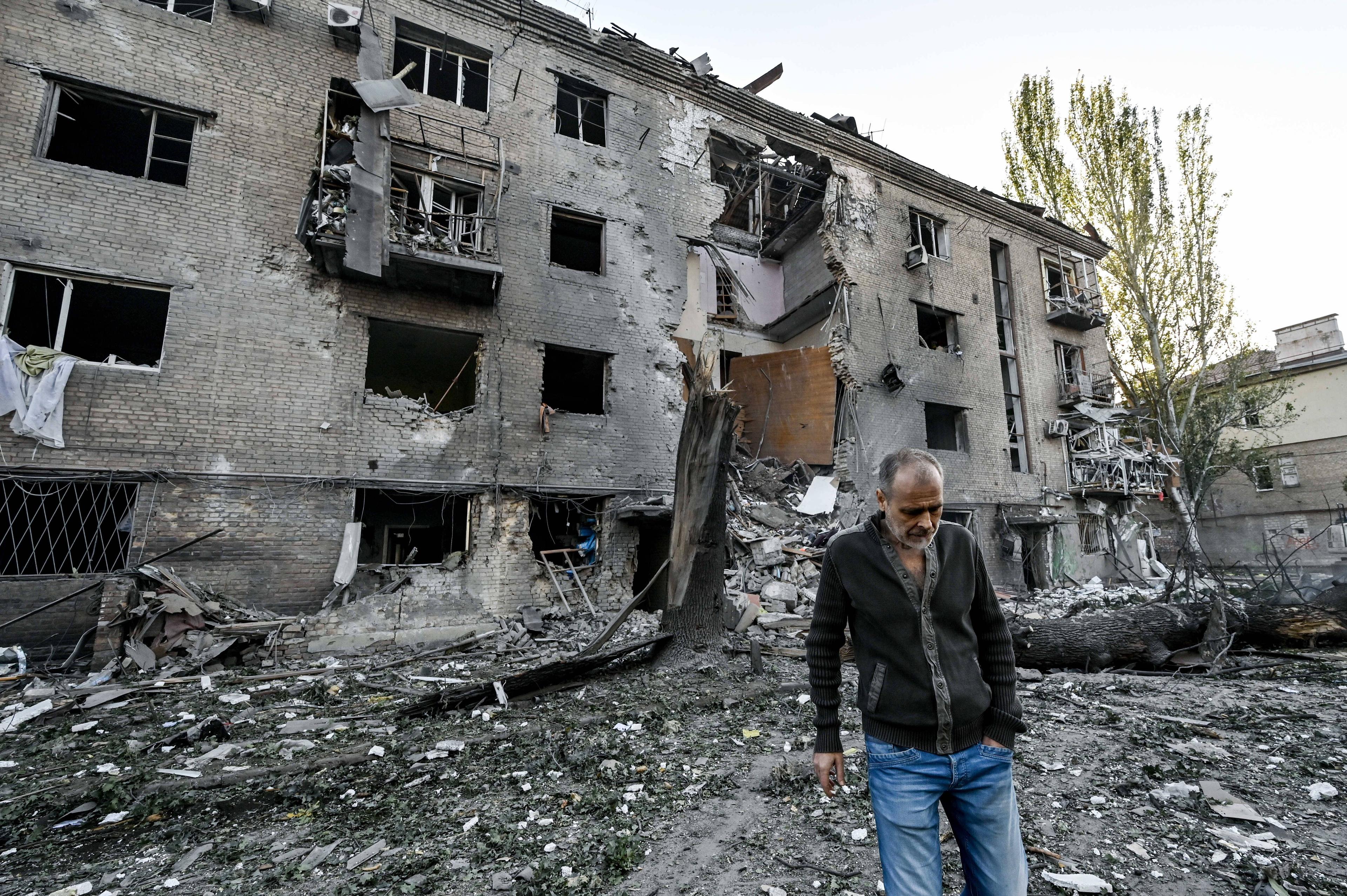 Mann vor zerbombtem Wohnhaus in Saporischschja, 29. September 2024.