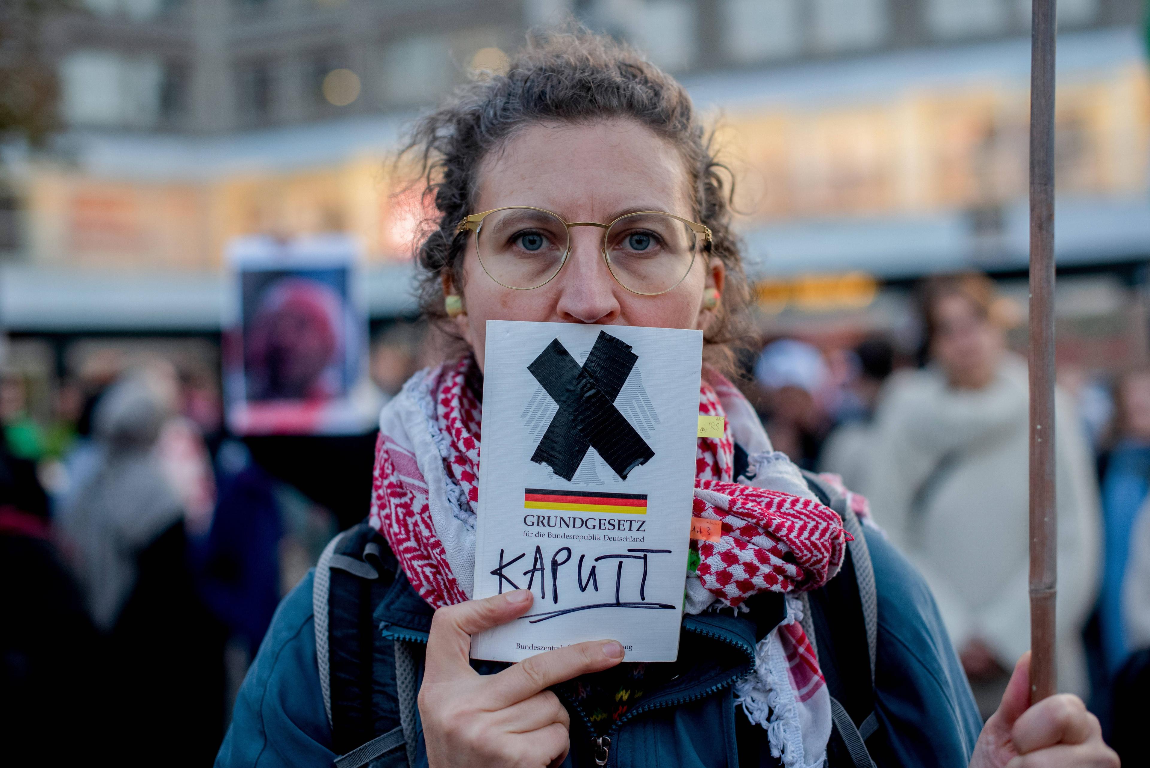 Auf einer pro-palästinensischen Demonstration in Berlin klagen Protestierende die autoritäre Staatswende an, 18. Oktober 2024.