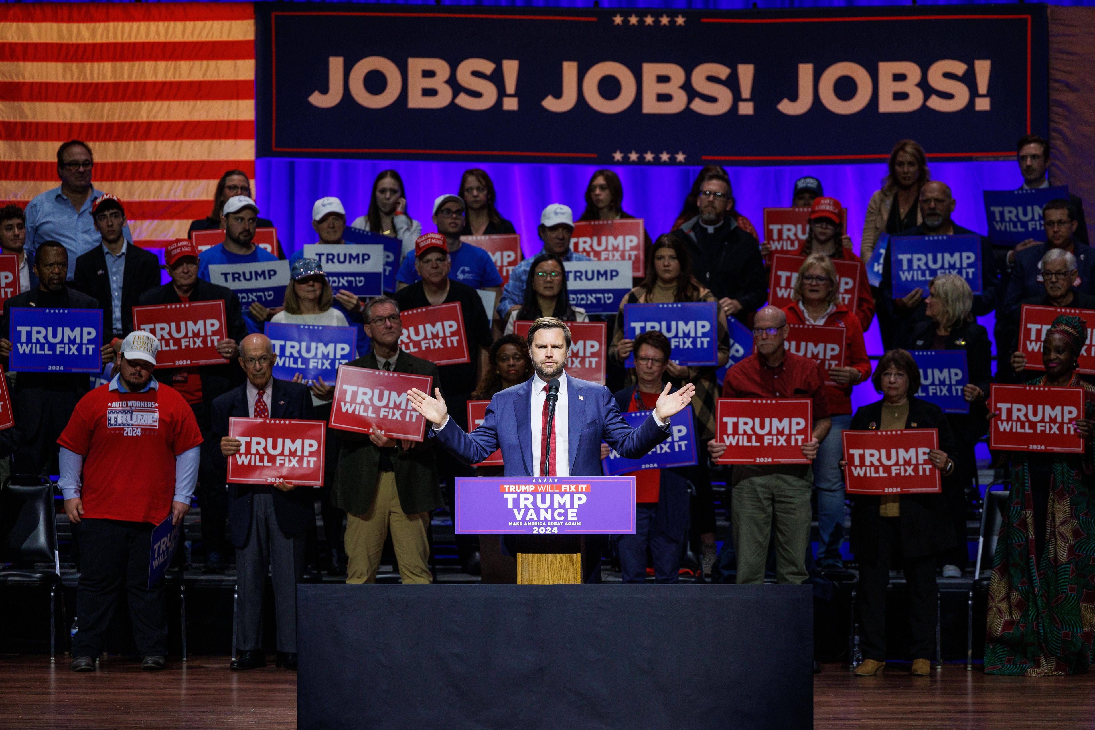 Der designierte US-Vizepräsident JD Vance spricht auf einer Wahlkampfveranstaltung der Republikaner in Flint, Michigan, 4. November 2024.