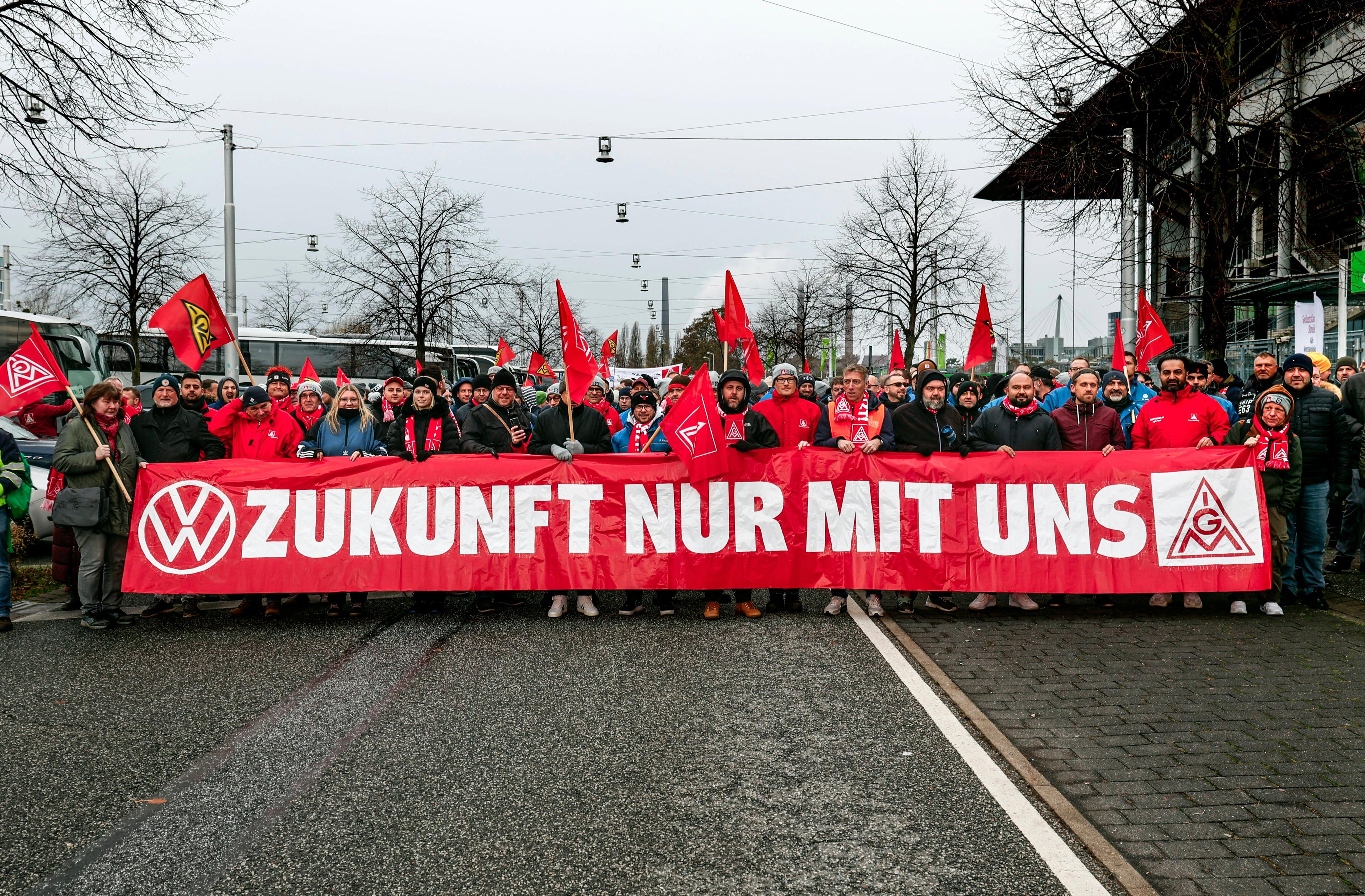 VW-Beschäftigte demonstrieren gegen Werkschließungen und Entlassungen in Wolfsburg, 21. November 2024.