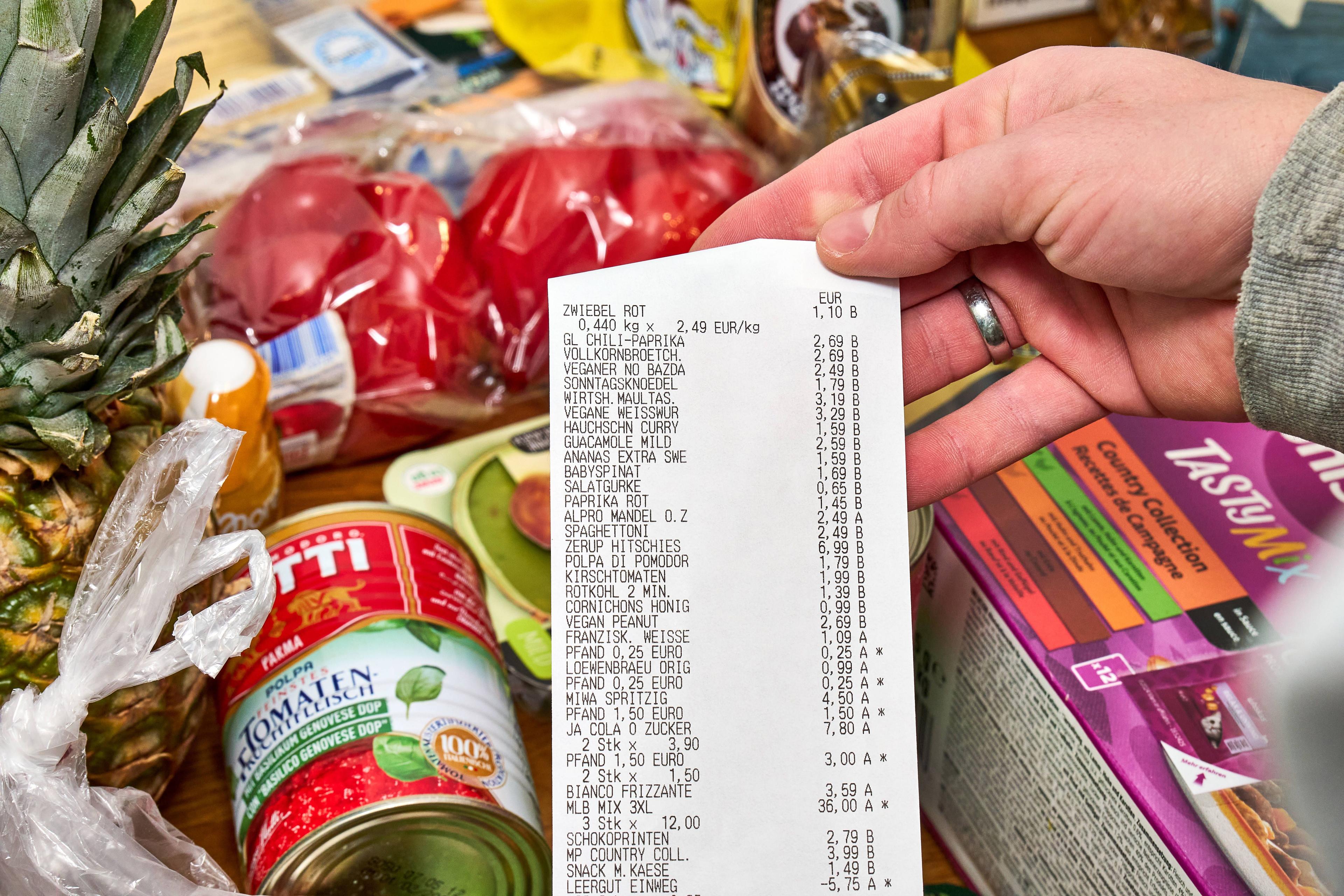Im Zuge der Lebensmittelpreis-Inflation sind nicht nur viele Produkte teurer, sondern auch Füllmengen kleiner und Rezepturen ungesünder geworden.