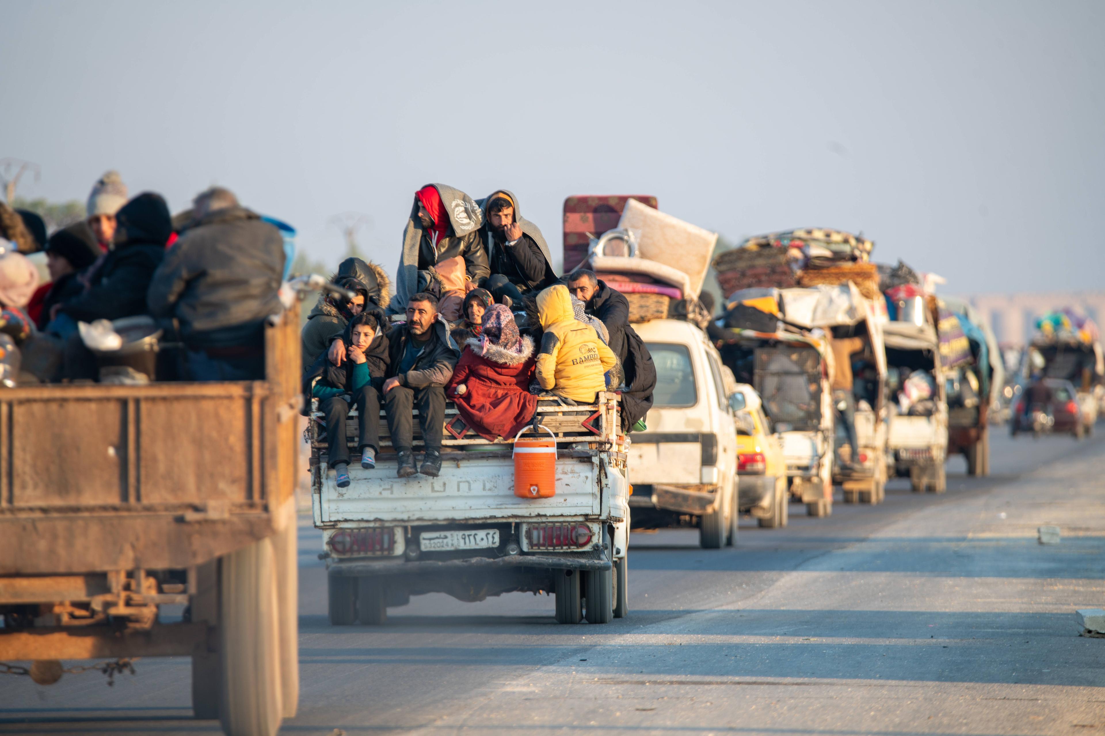 Tausende SDF-Kämpfer, ihre Familien und Zivilisten evakuieren Aleppo im Rahmen einer Vereinbarung mit der syrischen Opposition, 2. Dezember 2024.