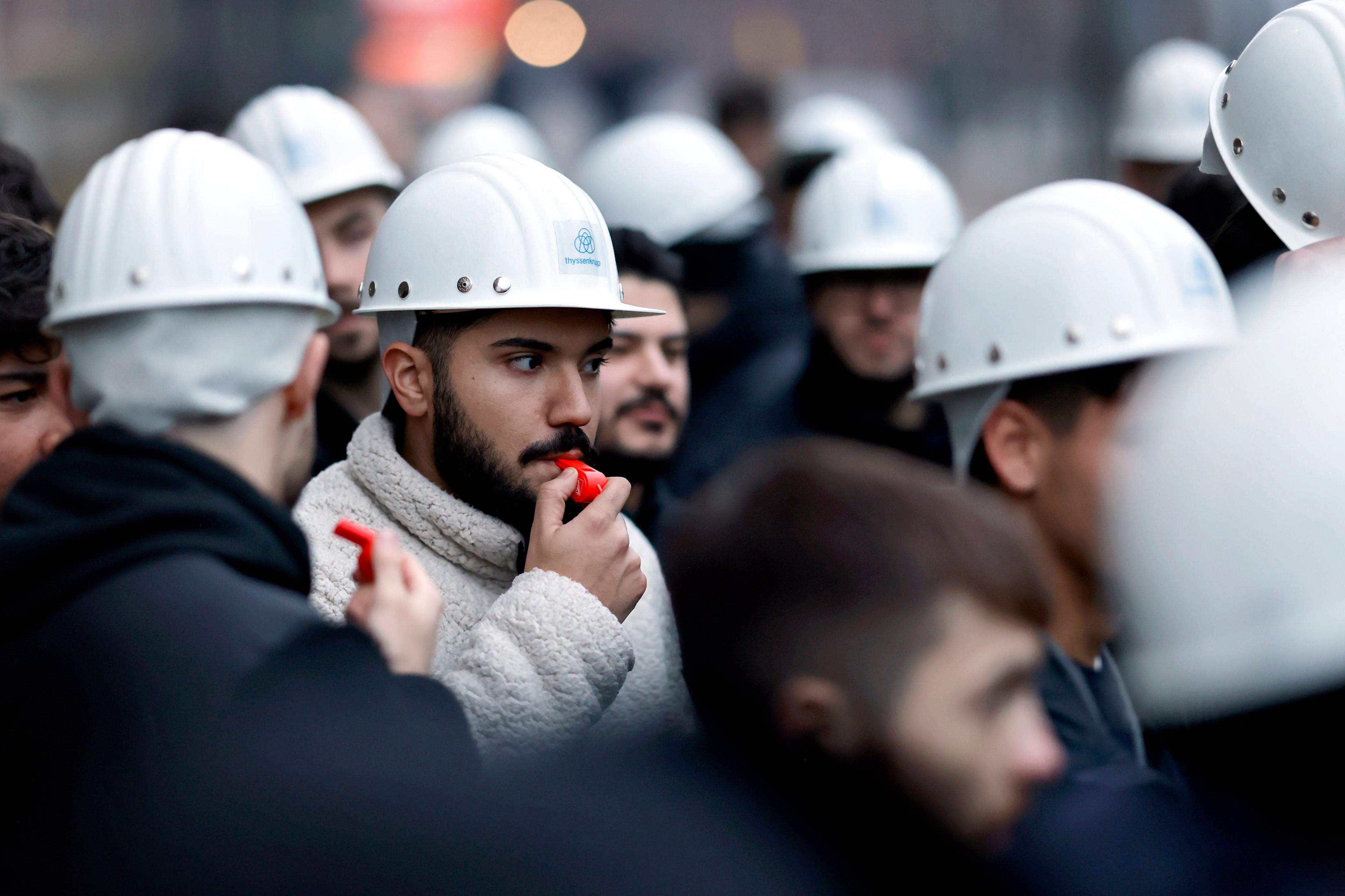 Belegschaft und Azubis von Thyssen Krupp in Duisburg protestieren gegen den geplanten Stellenabbau, 12. Dezember 2024.