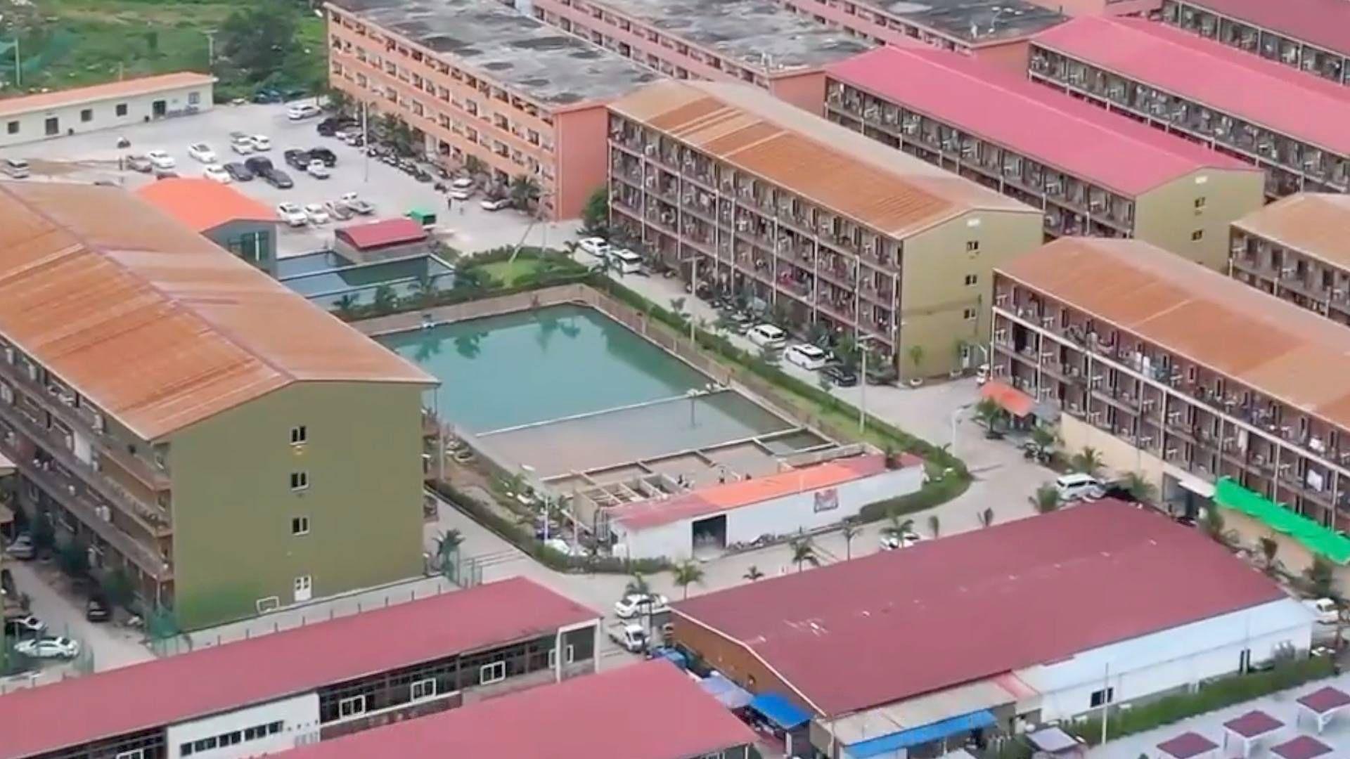 Drohnenaufnahme von KK Park, einem gefängnisartigen Komplex an der Grenze zwischen Thailand und Myanmar, wo Tausende gezwungen werden, Menschen über das Internet mit Betrugsmaschen auszunehmen.